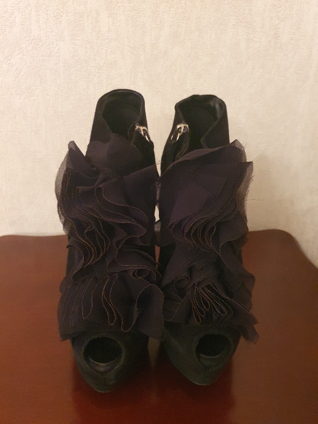 Preowned Giuseppe Zanotti Ruffle-front suede ankle boots Size 365 Black