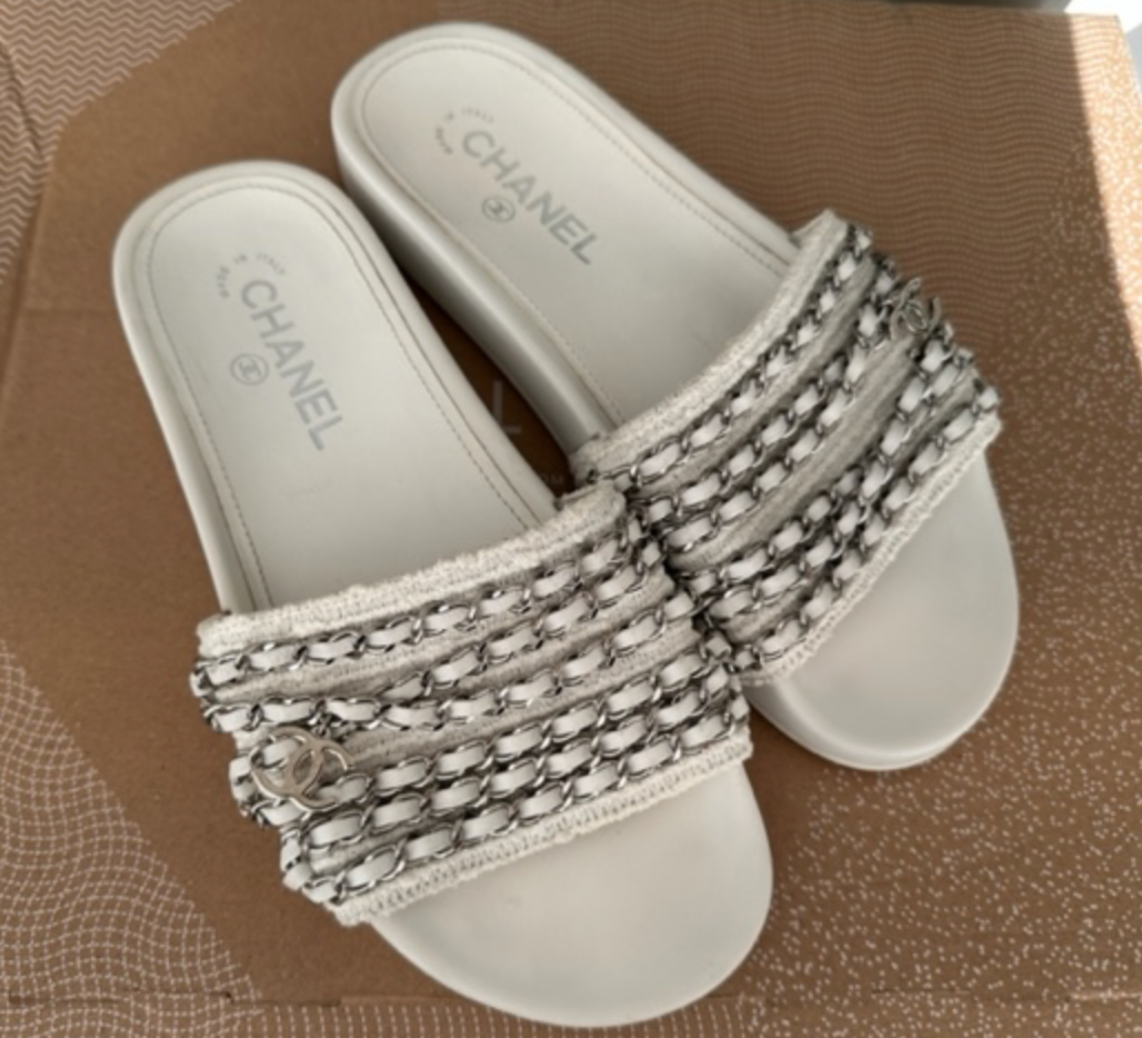 Preowned Chanel White  Silver CC Chain Slides Size 38 white and silver leather/cotton