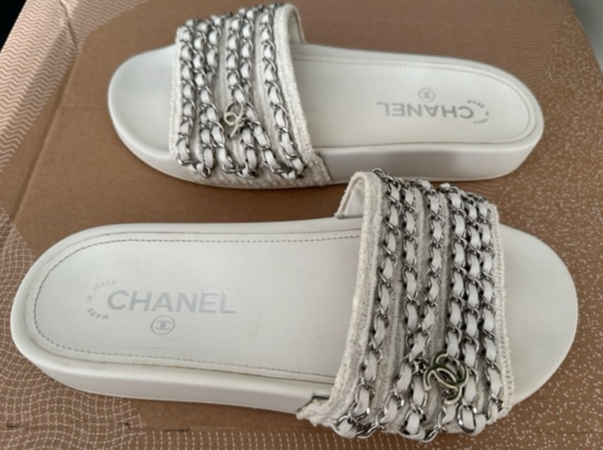 Preowned Chanel White  Silver CC Chain Slides Size 38 white and silver leather/cotton