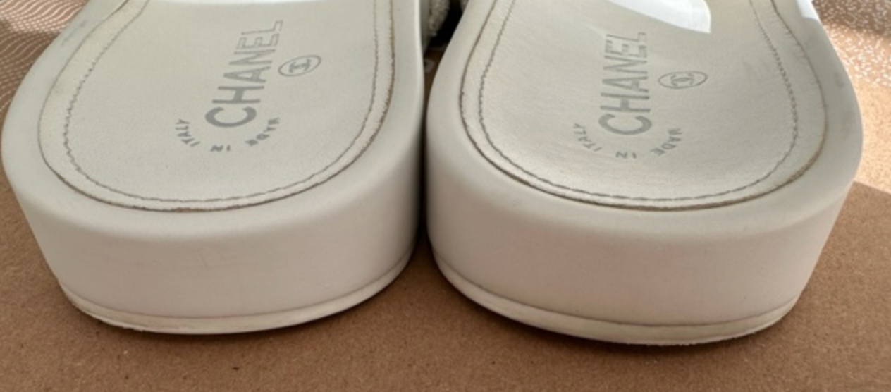 Preowned Chanel White  Silver CC Chain Slides Size 38 white and silver leather/cotton