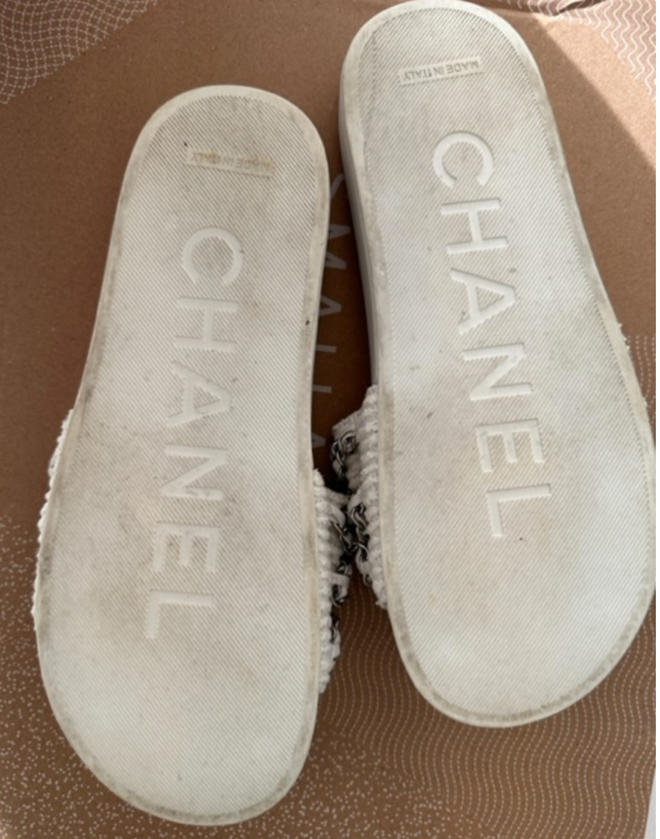 Preowned Chanel White  Silver CC Chain Slides Size 38 white and silver leather/cotton