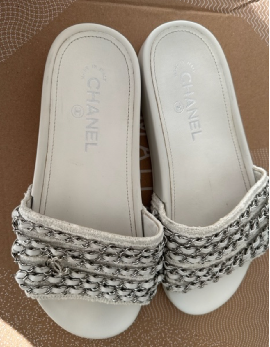 Preowned Chanel White  Silver CC Chain Slides Size 38 white and silver leather/cotton