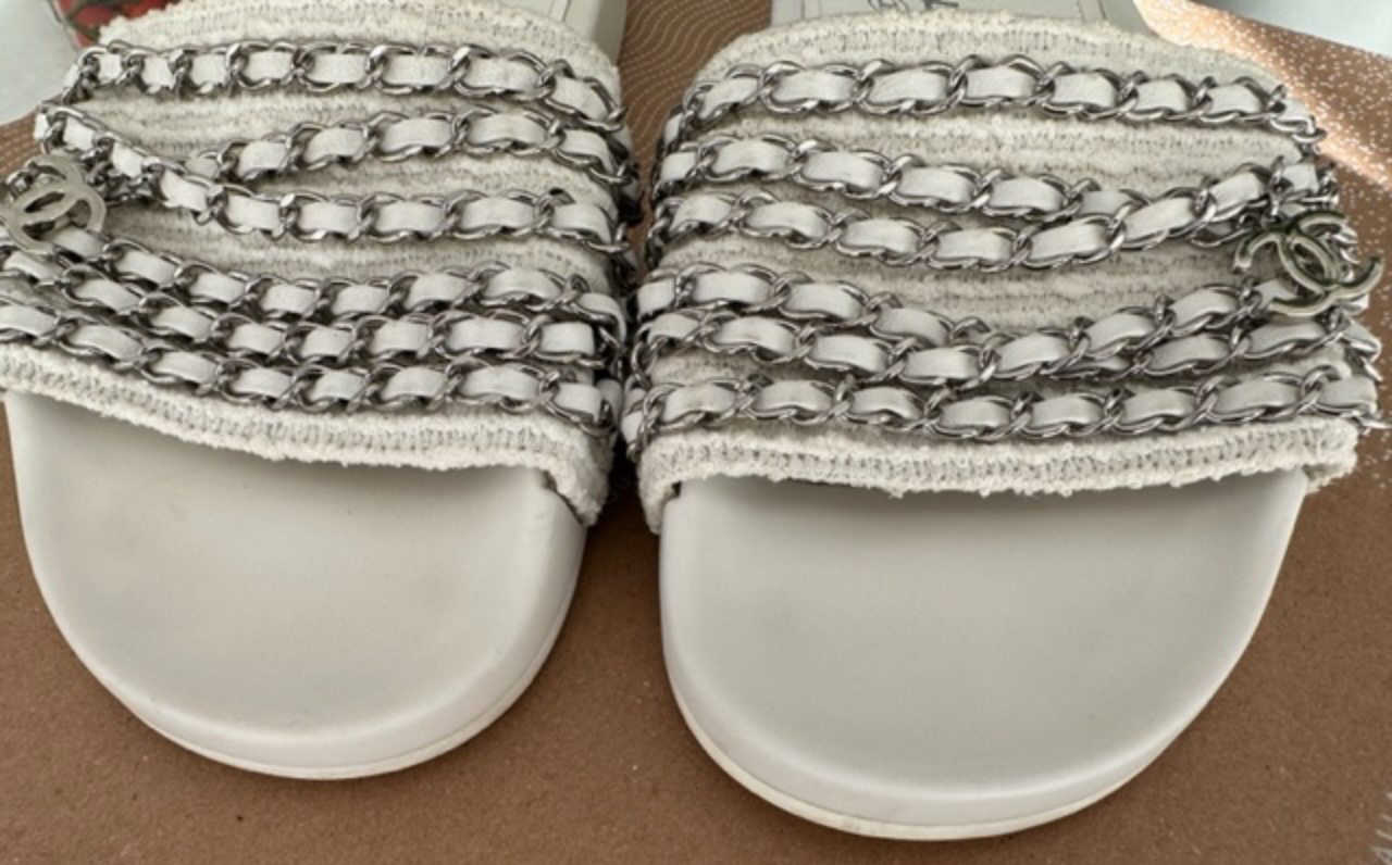 Preowned Chanel White  Silver CC Chain Slides Size 38 white and silver leather/cotton