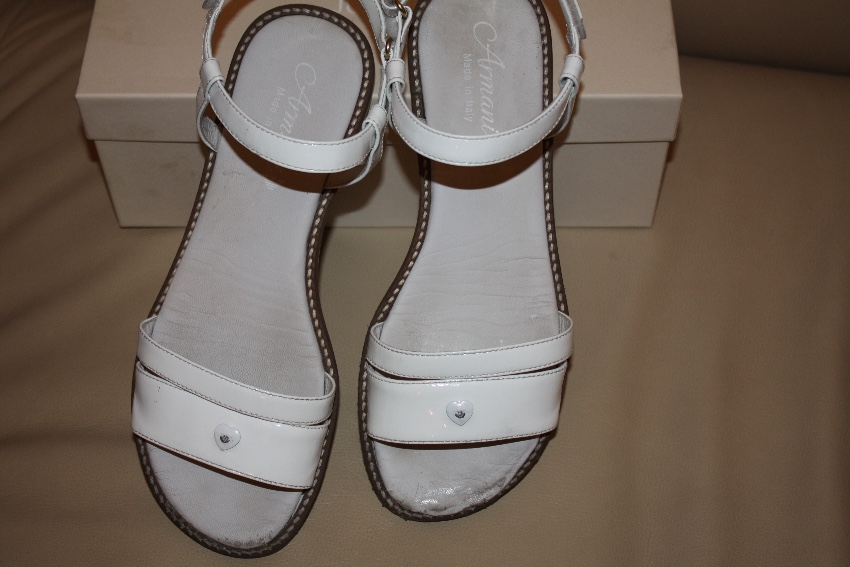 Boys Preowned Armani Girl's 38 White Patent Leather Sandals Size 6 Years +