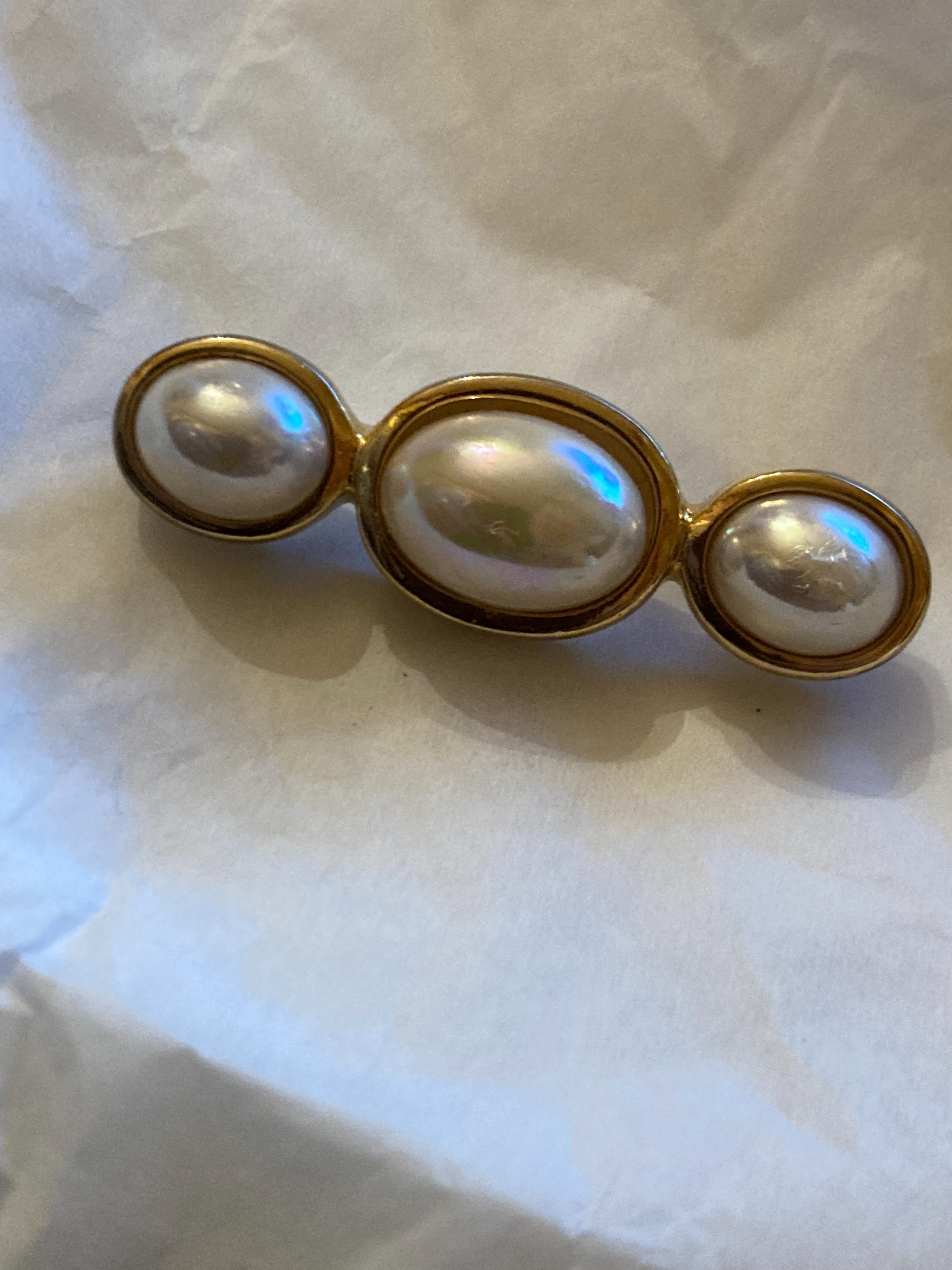 Preowned Dior Vintage Faux Pearl Brooch Size M Yellow Gold white metal