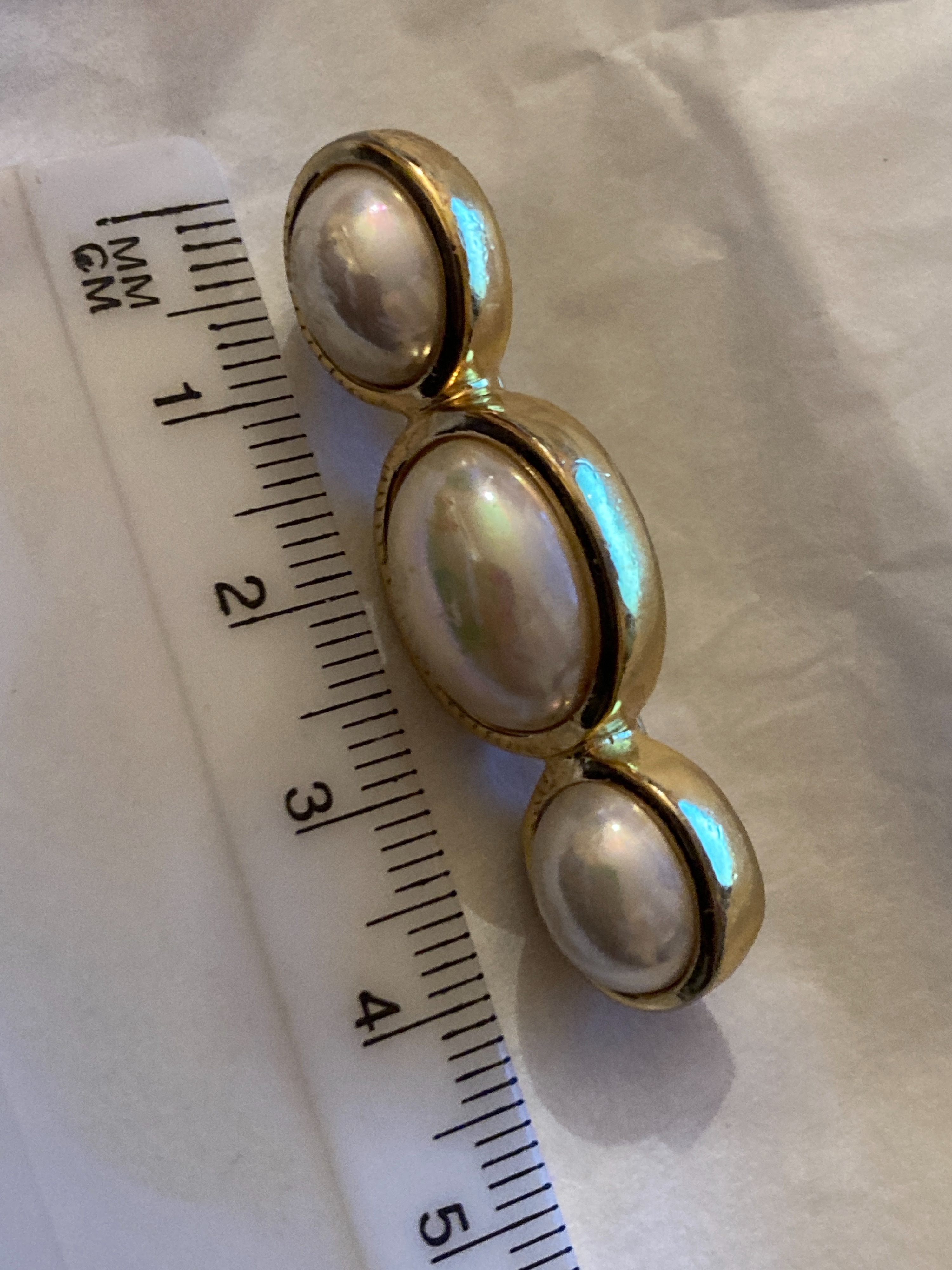 Preowned Dior Vintage Faux Pearl Brooch Size M Yellow Gold white metal