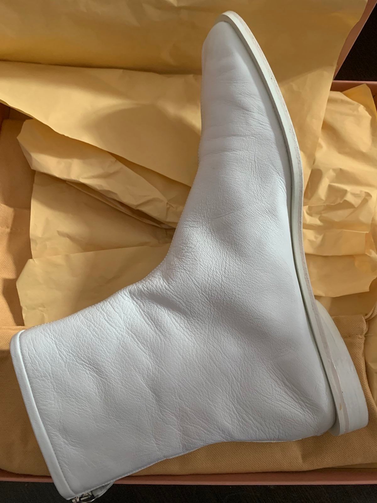 Preowned Acne White leather flat boots Size 39