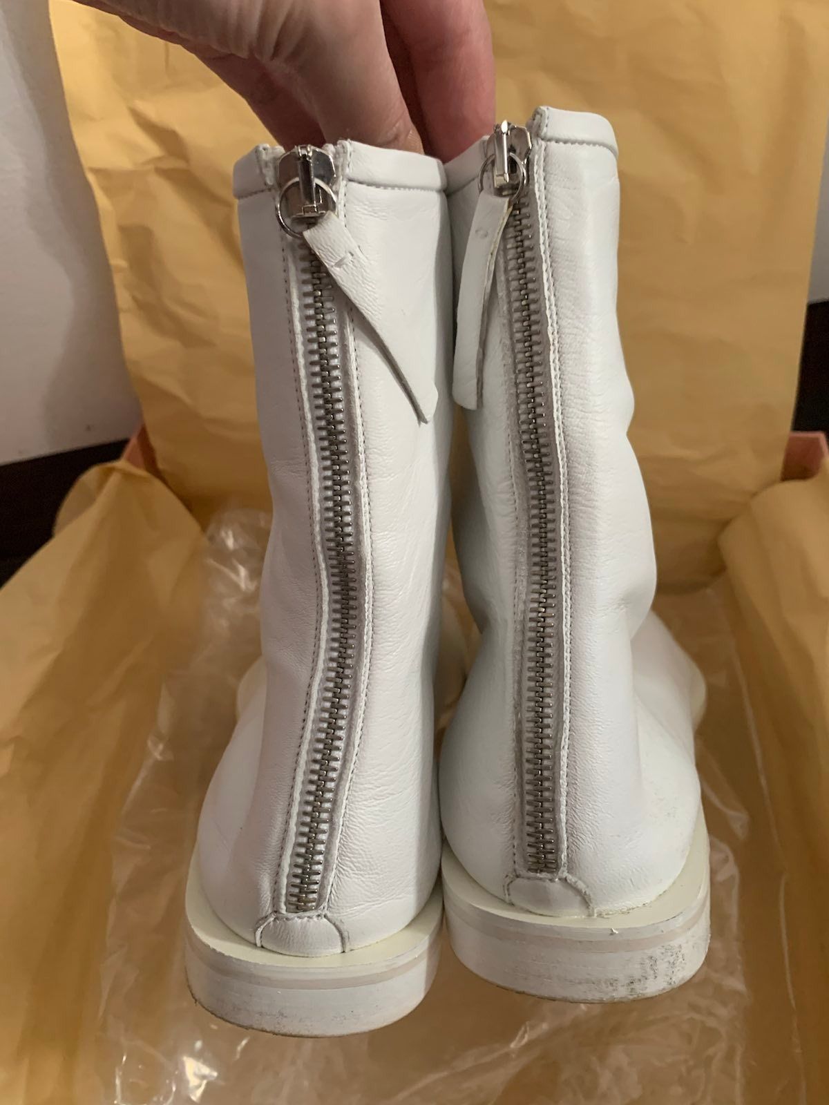 Preowned Acne White leather flat boots Size 39