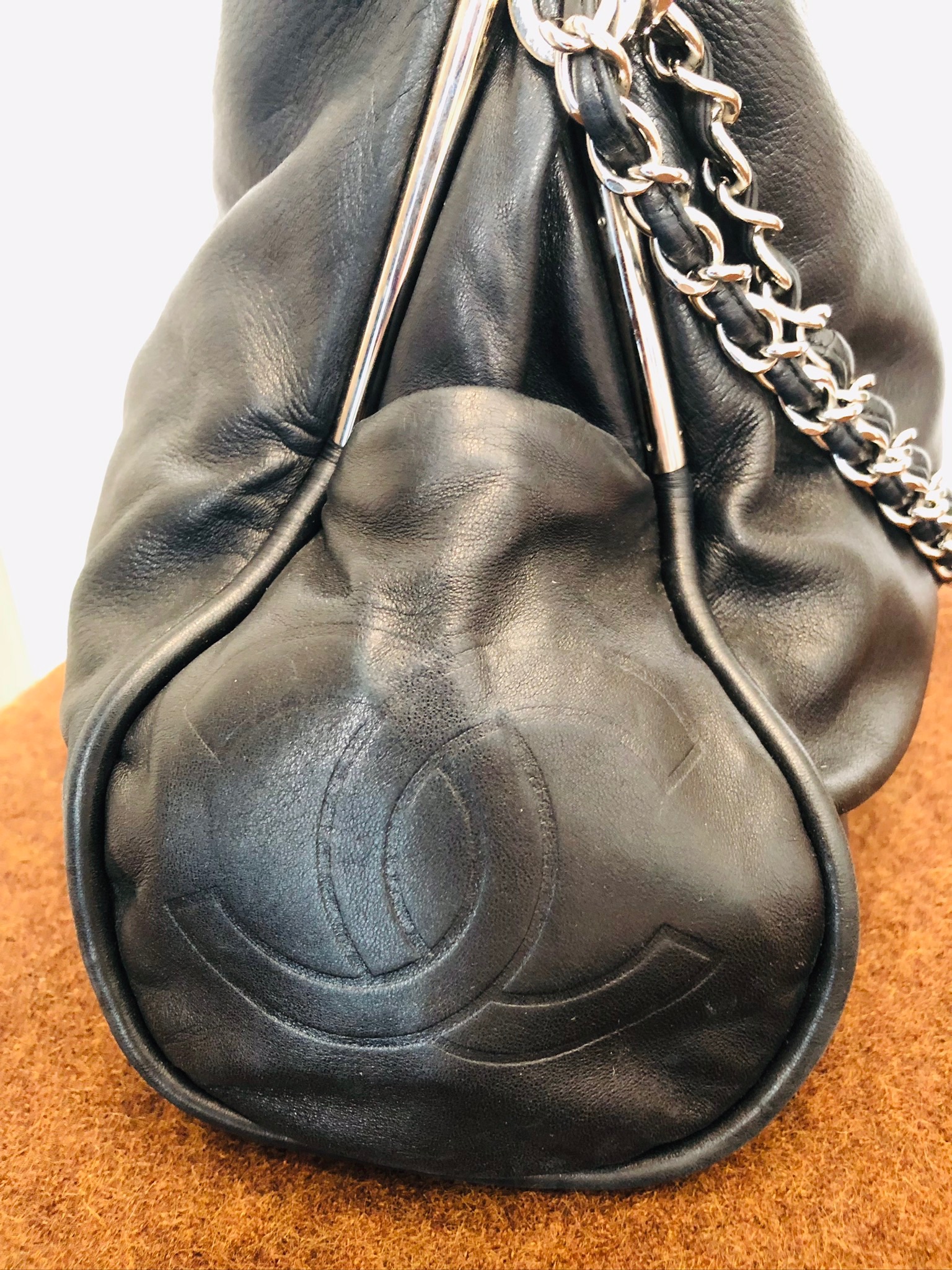 Preowned Chanel Lambskin Large Ultimate Soft Tote Black leather