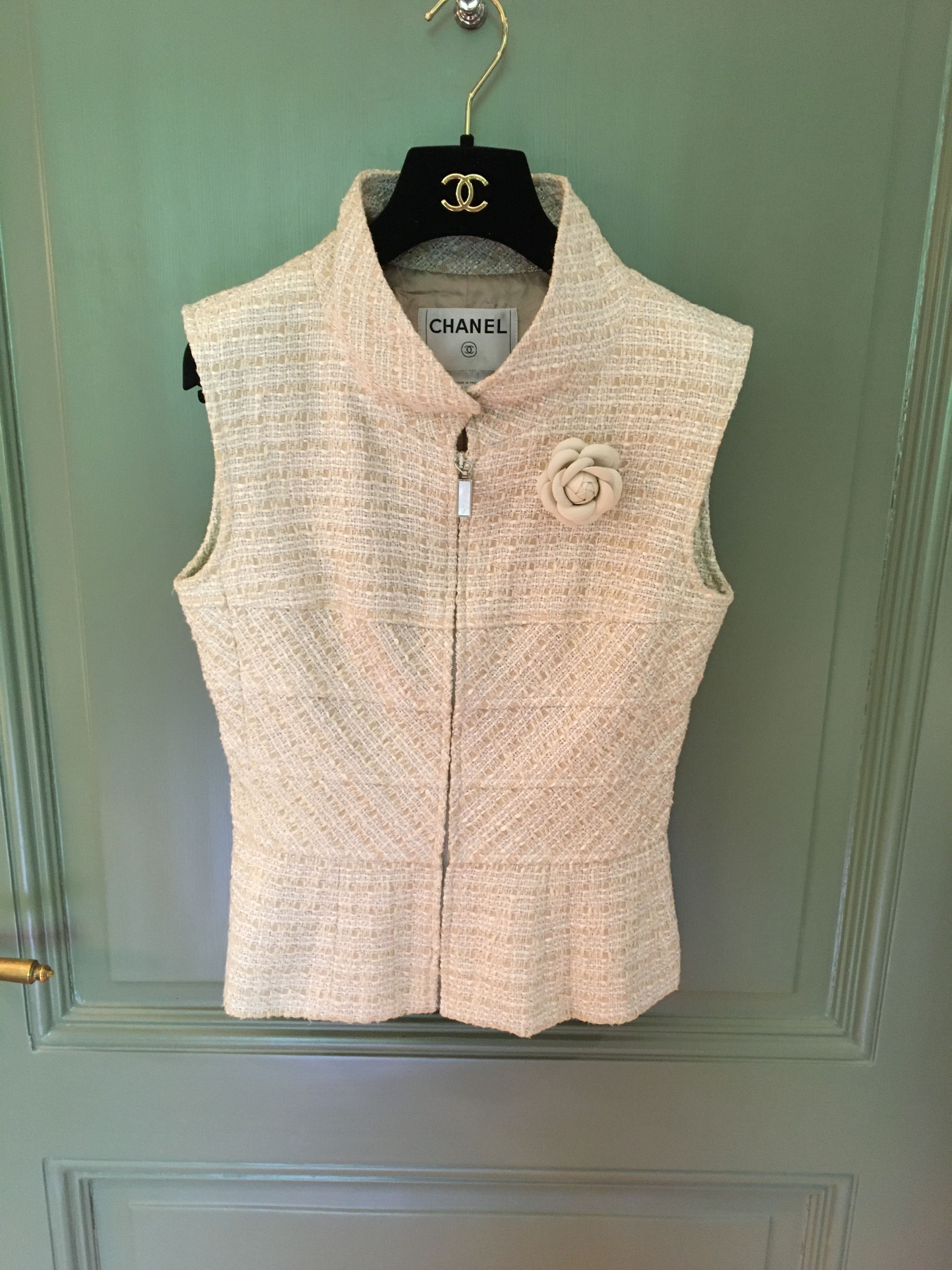 Preowned Chanel Tweed Sleeveless Jacket Size S white beige mixed