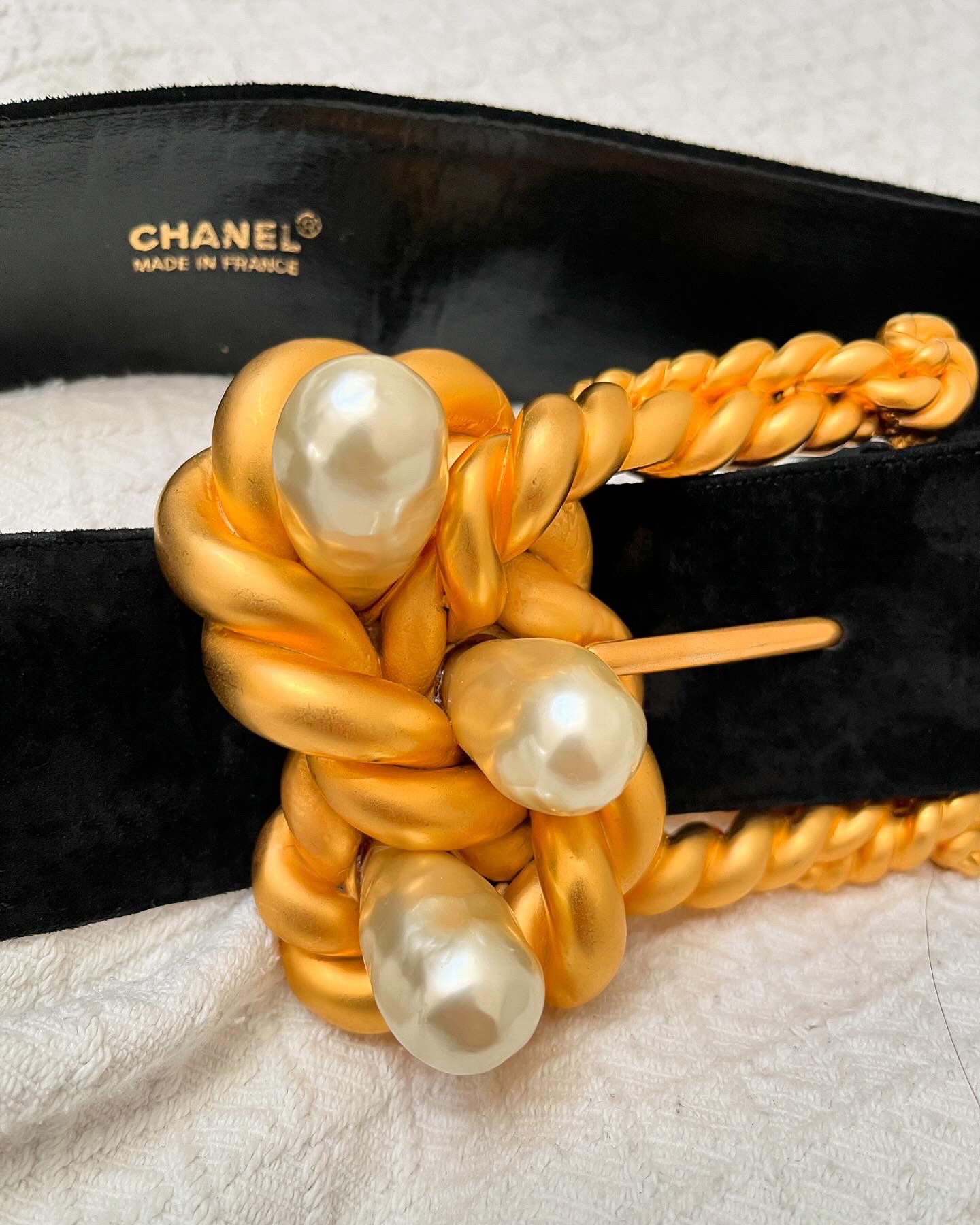 Preowned Chanel Vintage 91P Twisted Gold Knot Belt Size S Gold and black and pearl white metal/suede leather