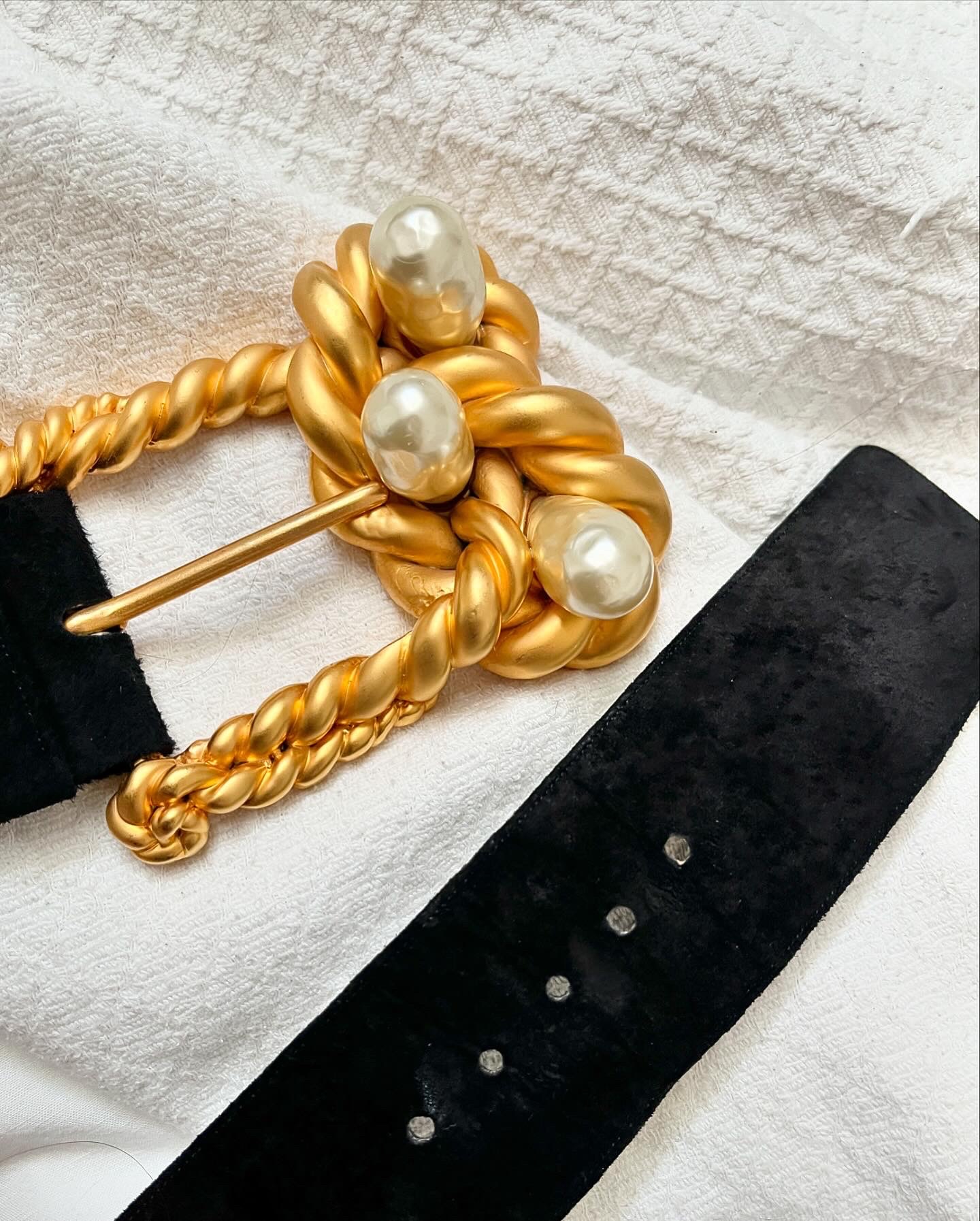 Preowned Chanel Vintage 91P Twisted Gold Knot Belt Size S Gold and black and pearl white metal/suede leather