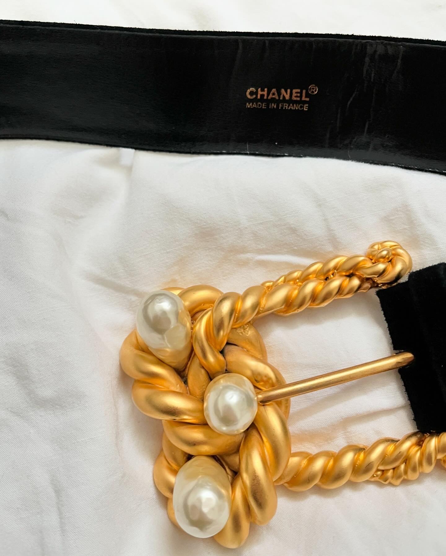 Preowned Chanel Vintage 91P Twisted Gold Knot Belt Size S Gold and black and pearl white metal/suede leather