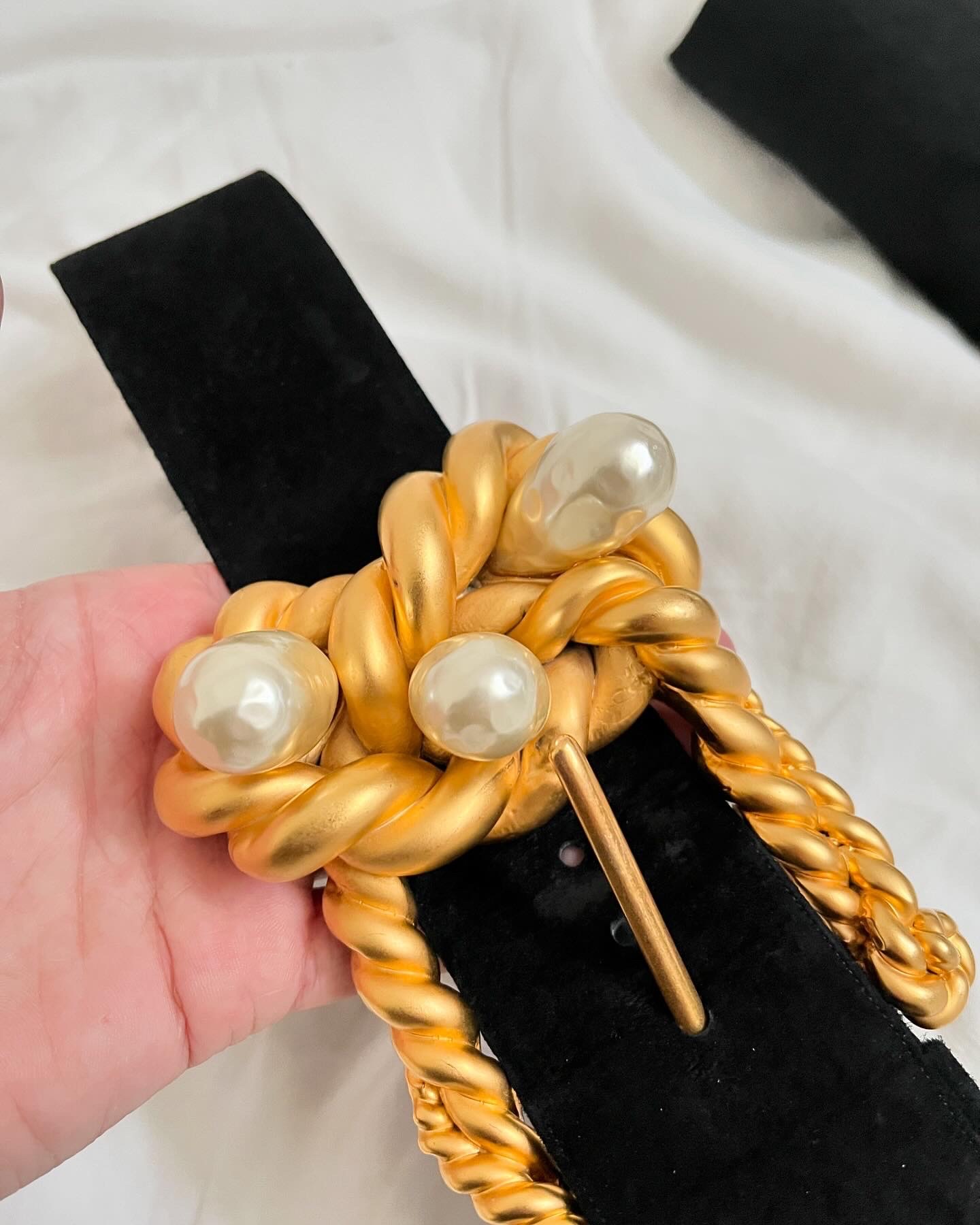 Preowned Chanel Vintage 91P Twisted Gold Knot Belt Size S Gold and black and pearl white metal/suede leather