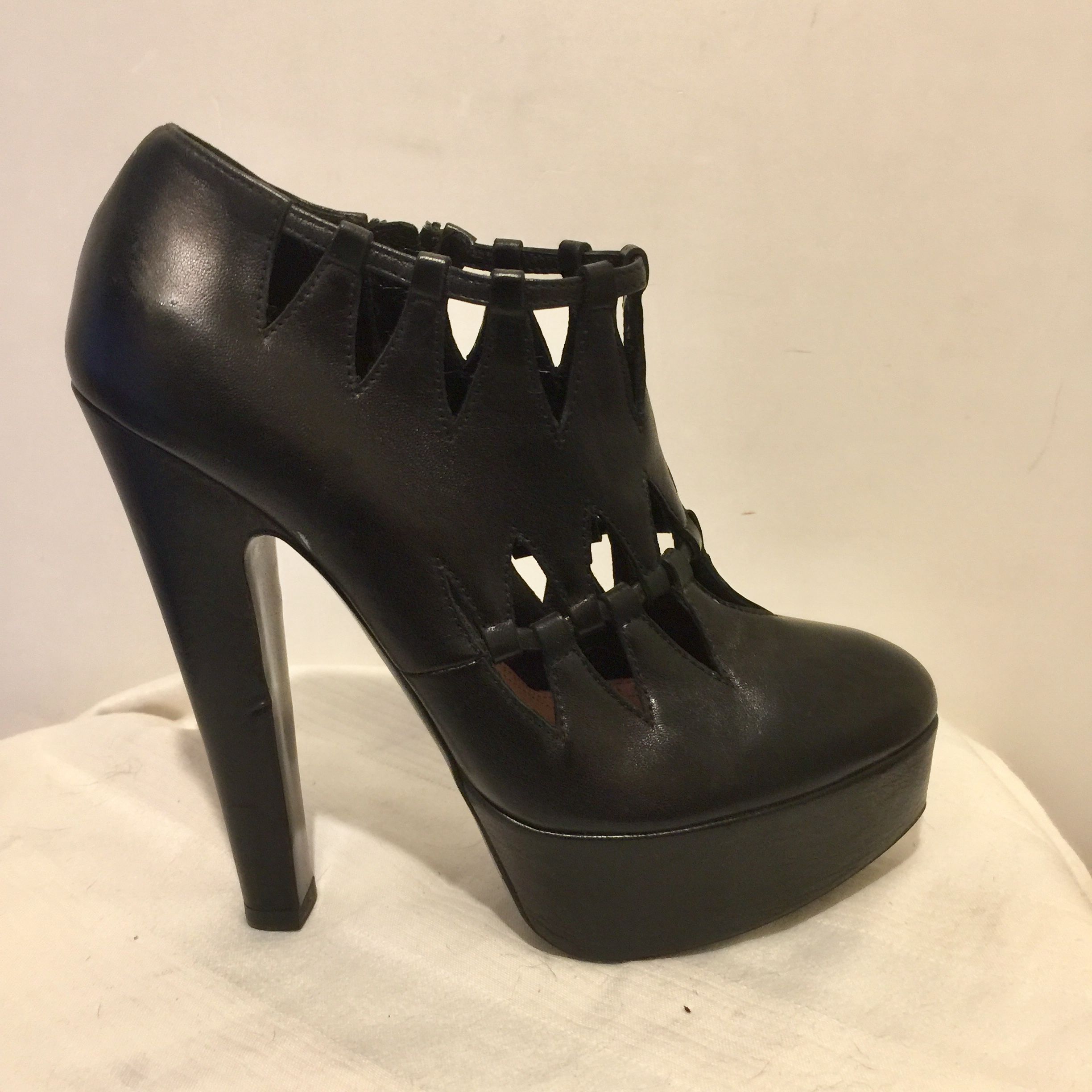 Preowned Alaia Black leather cut-out platform heeled booties Size 365