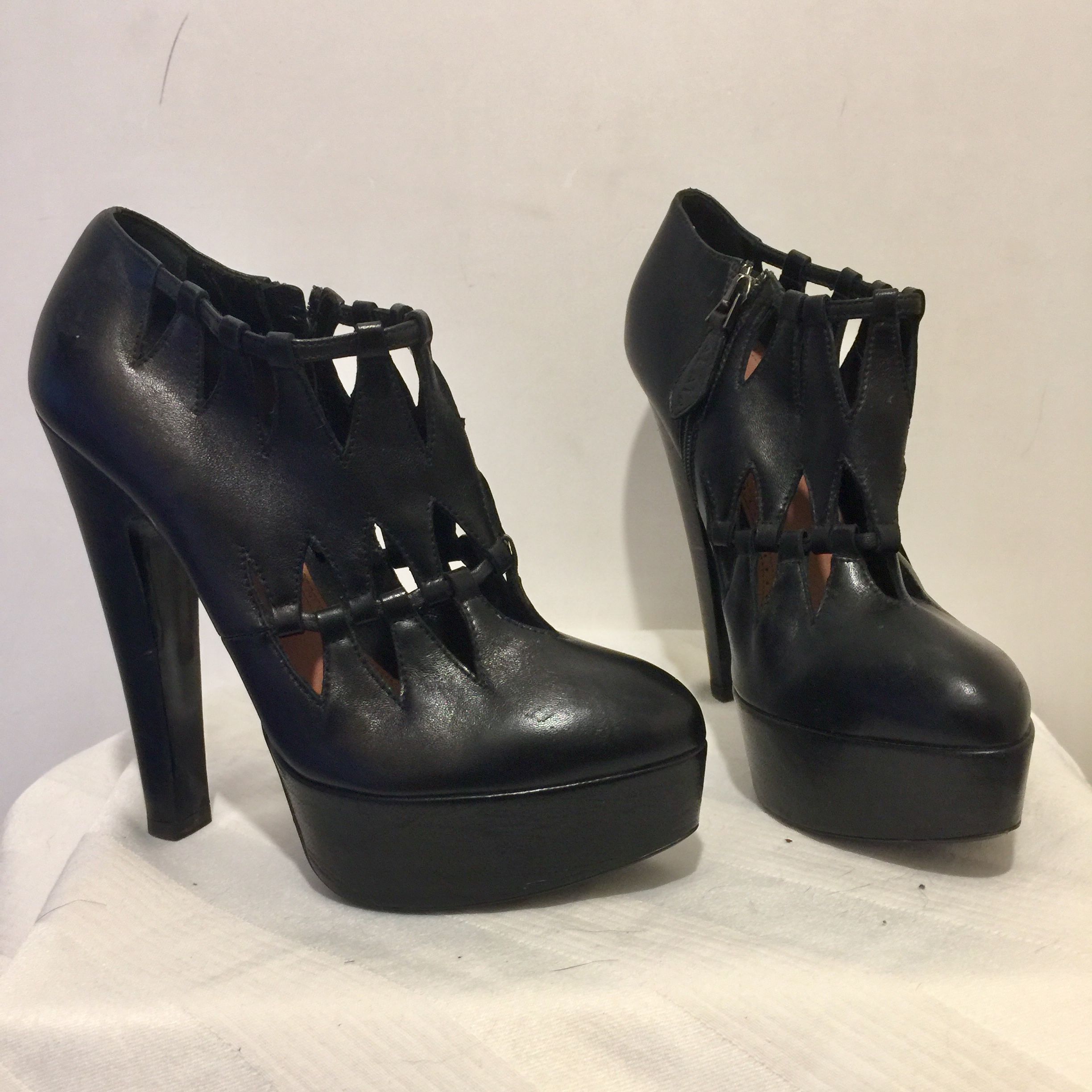 Preowned Alaia Black leather cut-out platform heeled booties Size 365