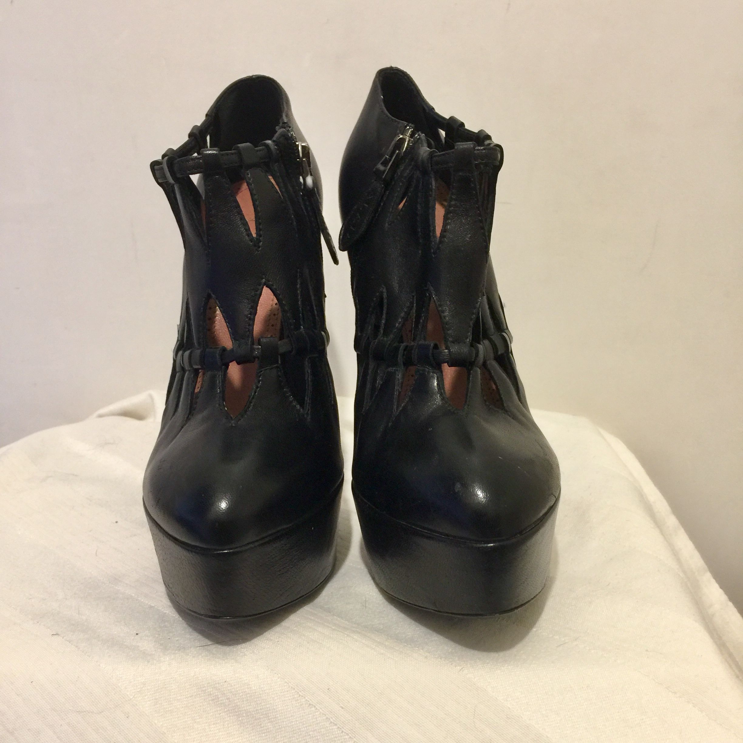 Preowned Alaia Black leather cut-out platform heeled booties Size 365