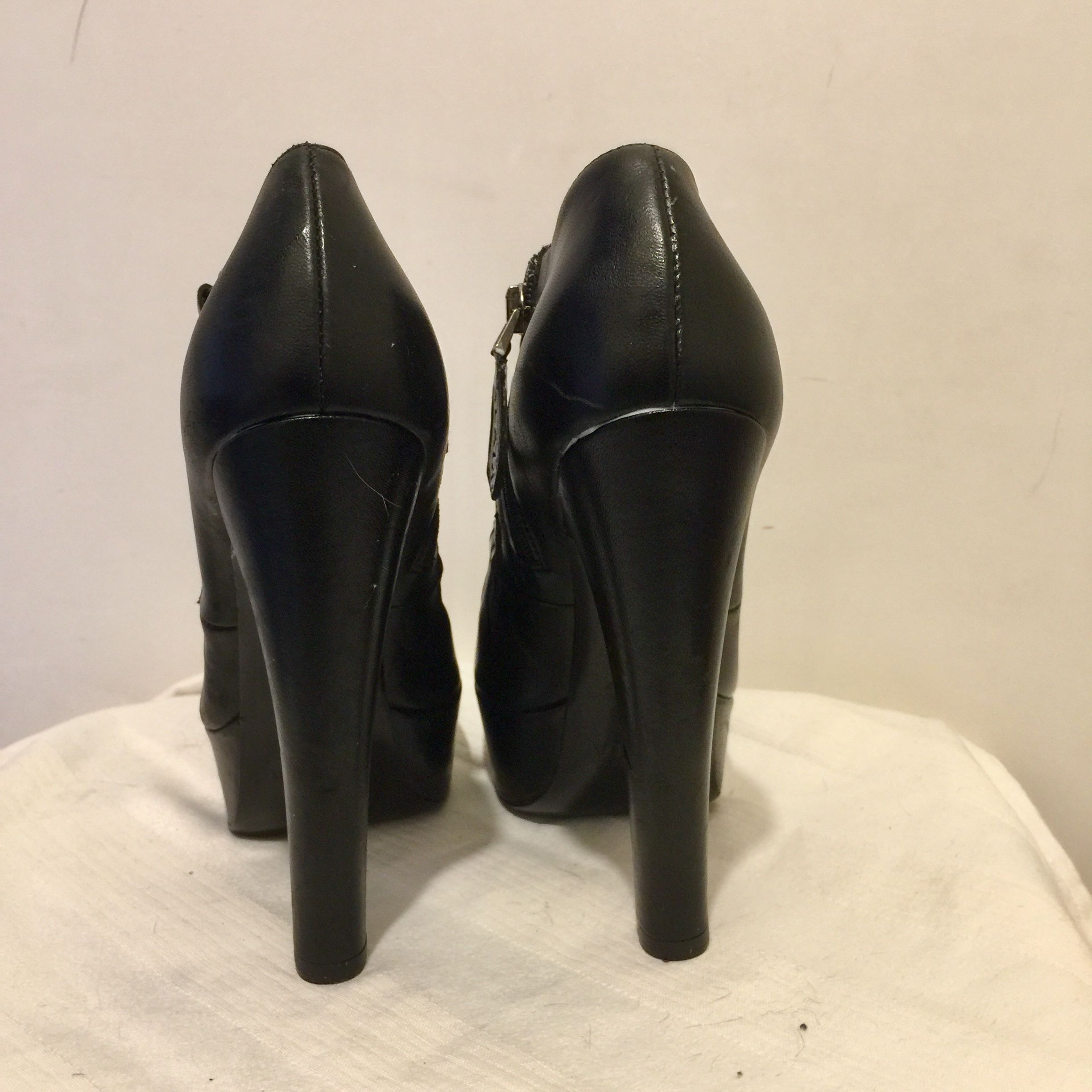 Preowned Alaia Black leather cut-out platform heeled booties Size 365