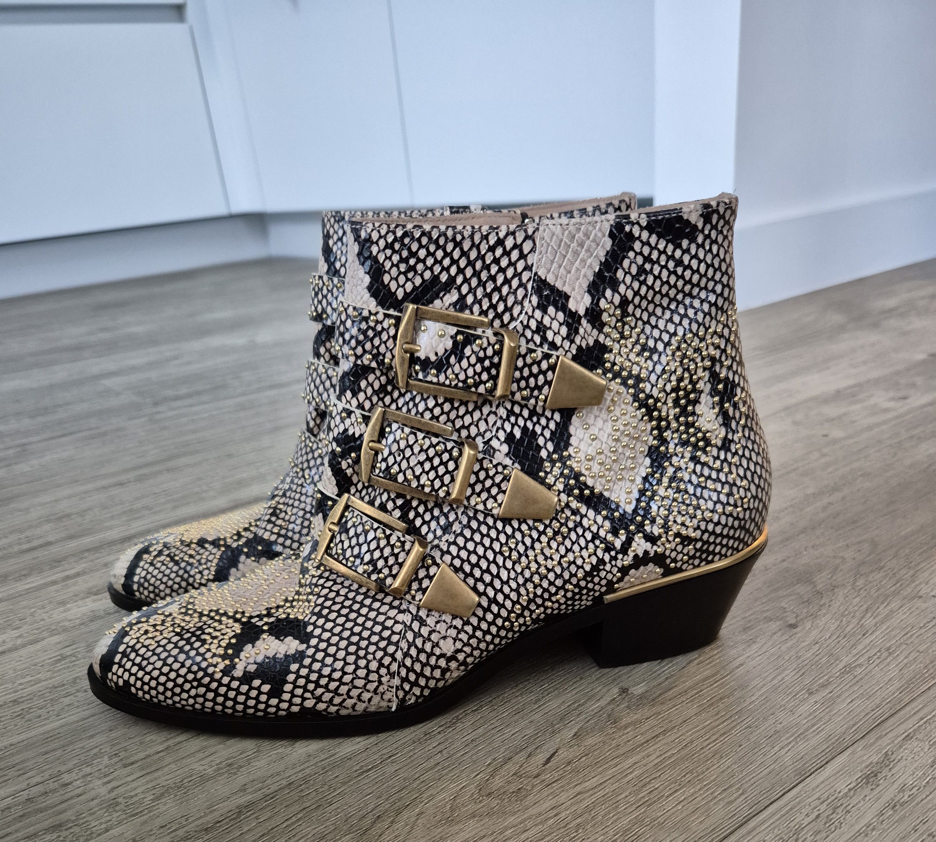 Preowned Chloe Snake Print Susanna Ankle Boots Size 39 Black, beige, gold genuine leather