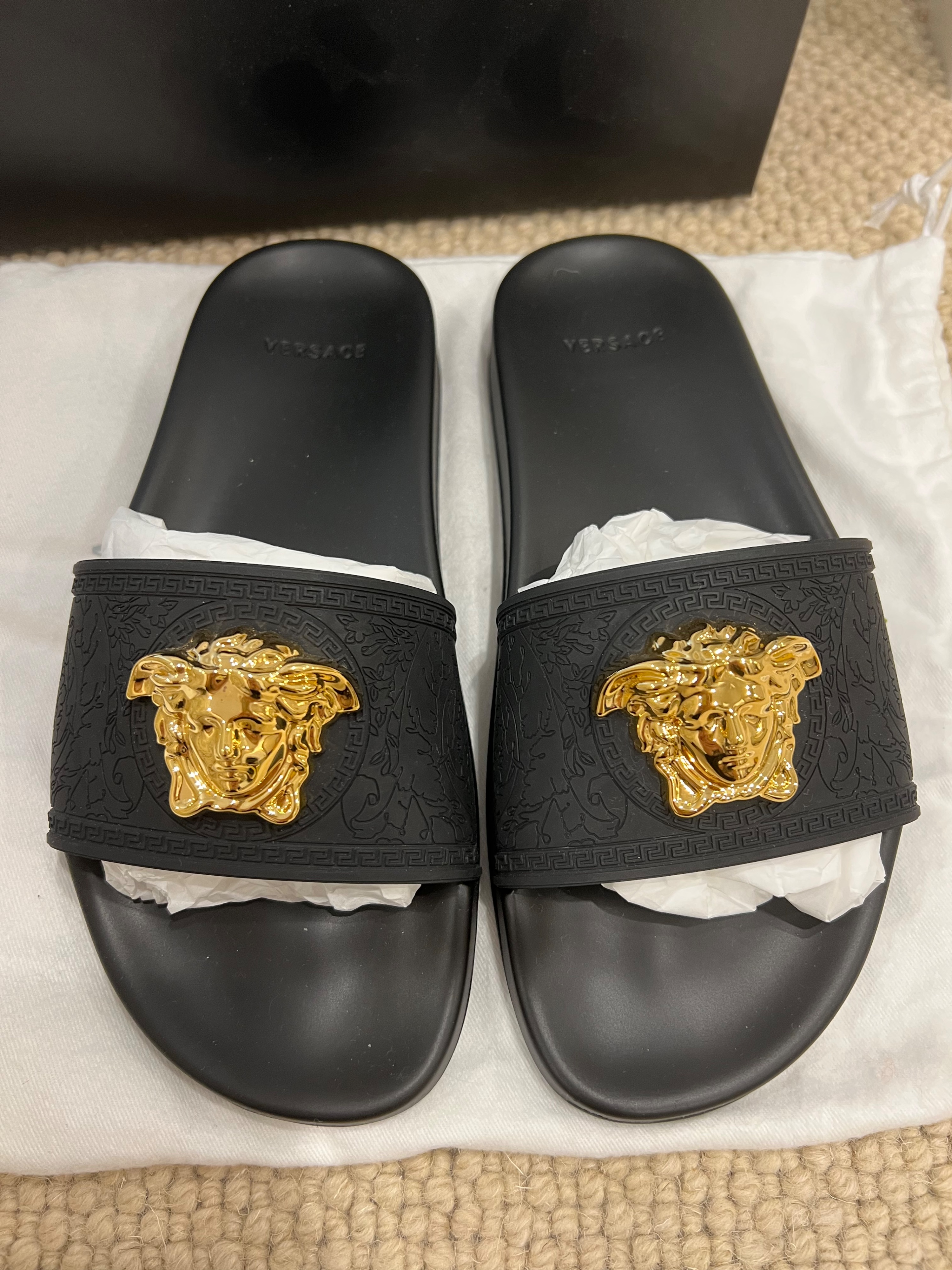 Preowned Versace Medusa Pool Slides Size 375 Black not indicated