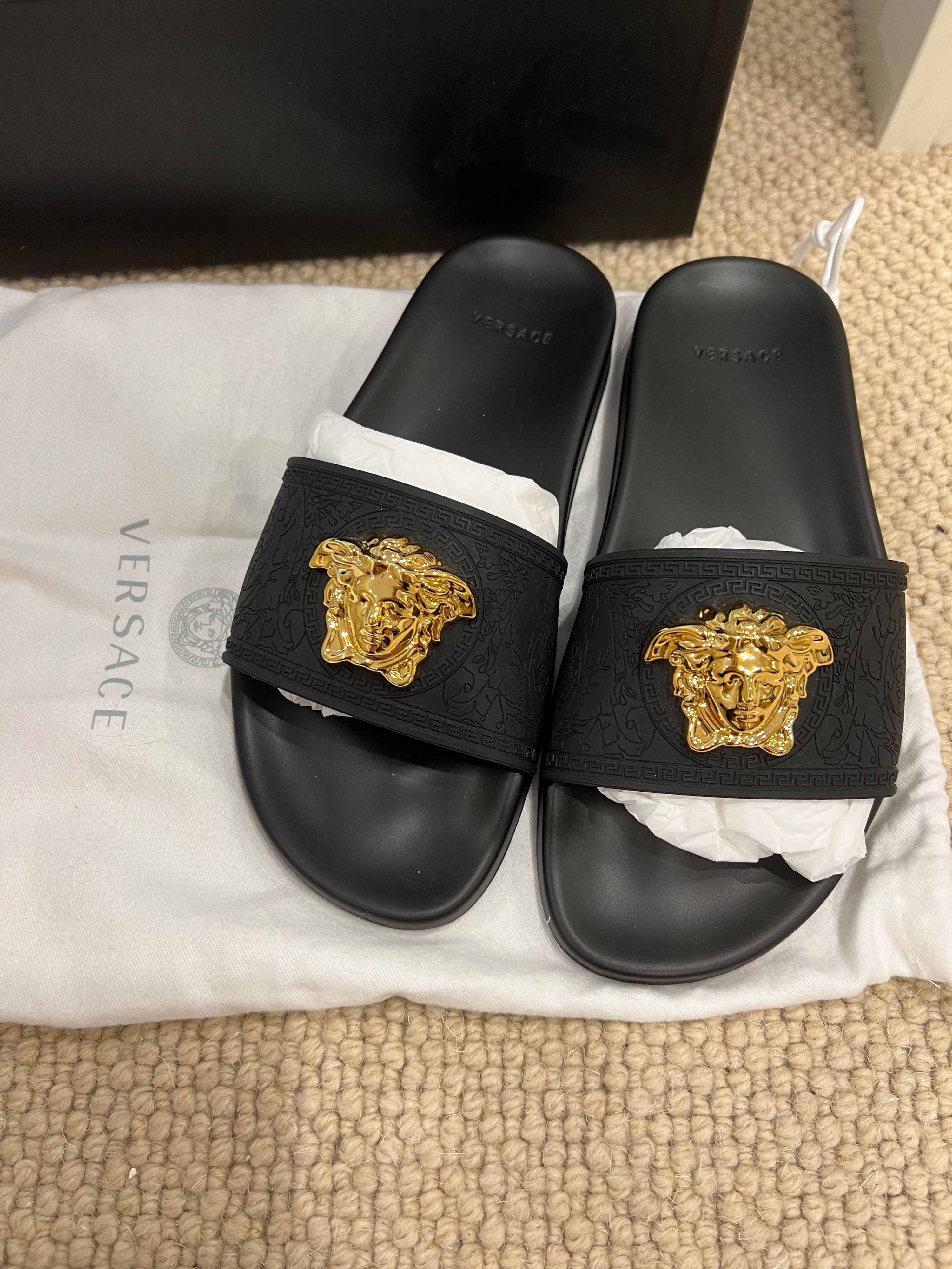 Preowned Versace Medusa Pool Slides Size 375 Black not indicated