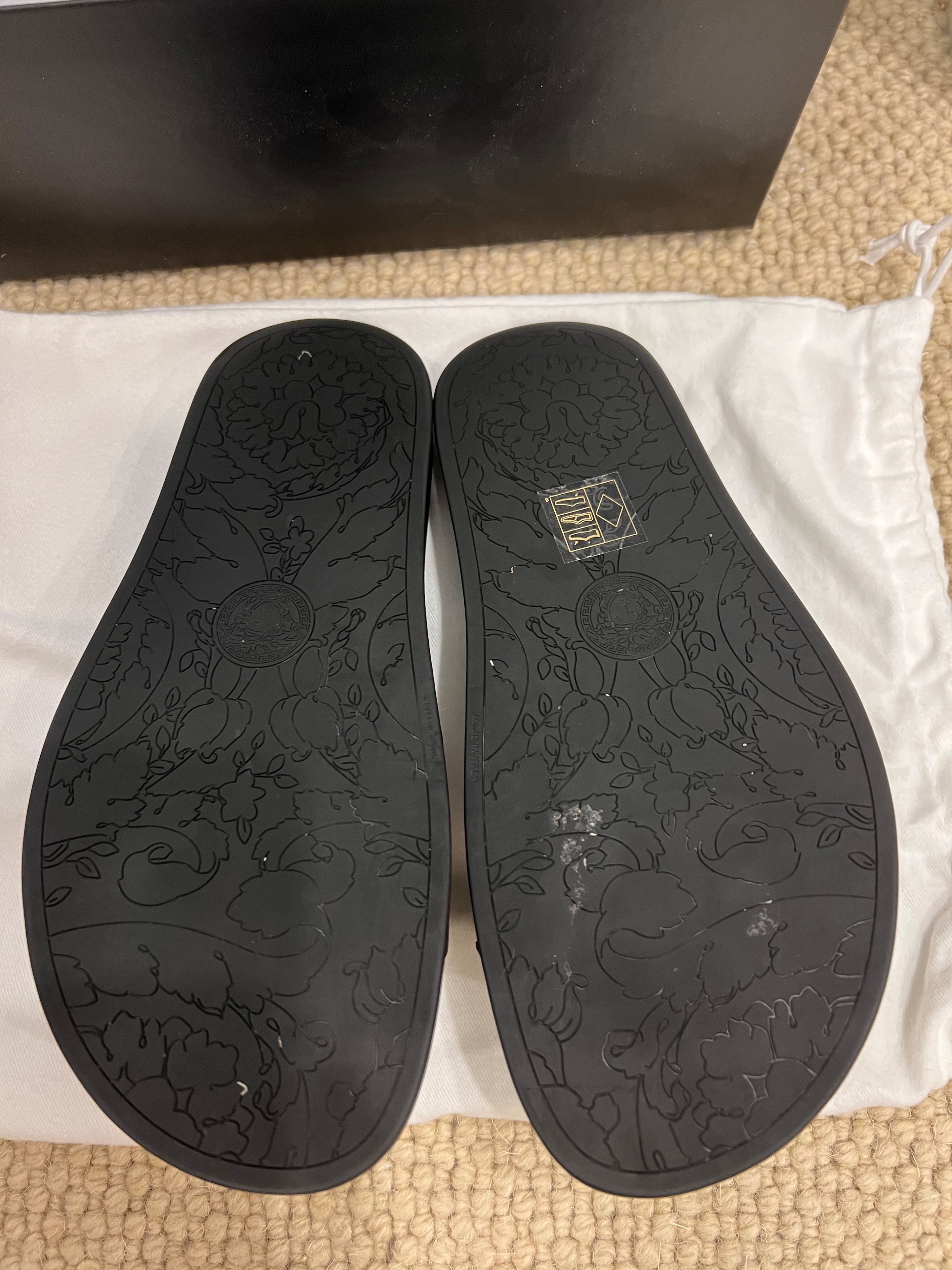 Preowned Versace Medusa Pool Slides Size 375 Black not indicated