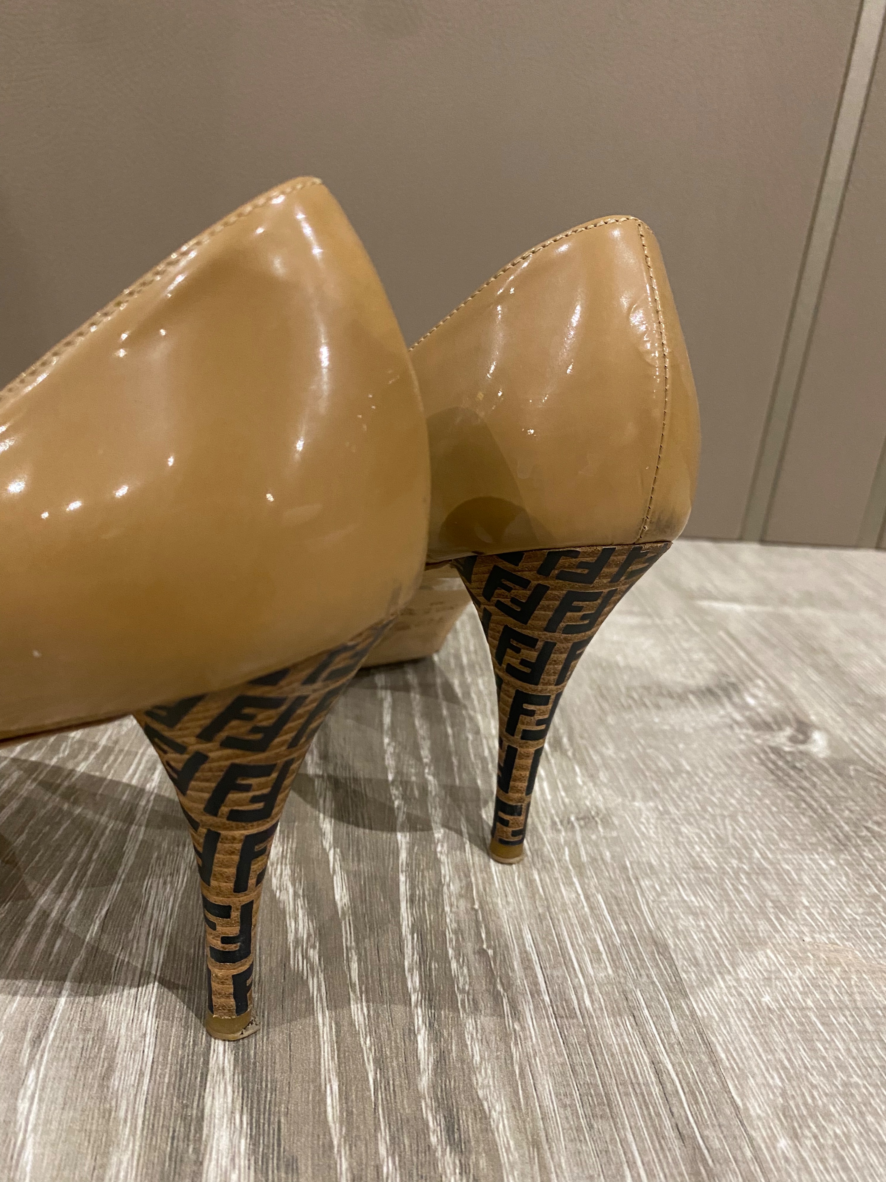 Preowned Fendi Nude patent leather FF heeled pumps Size 38 Beige