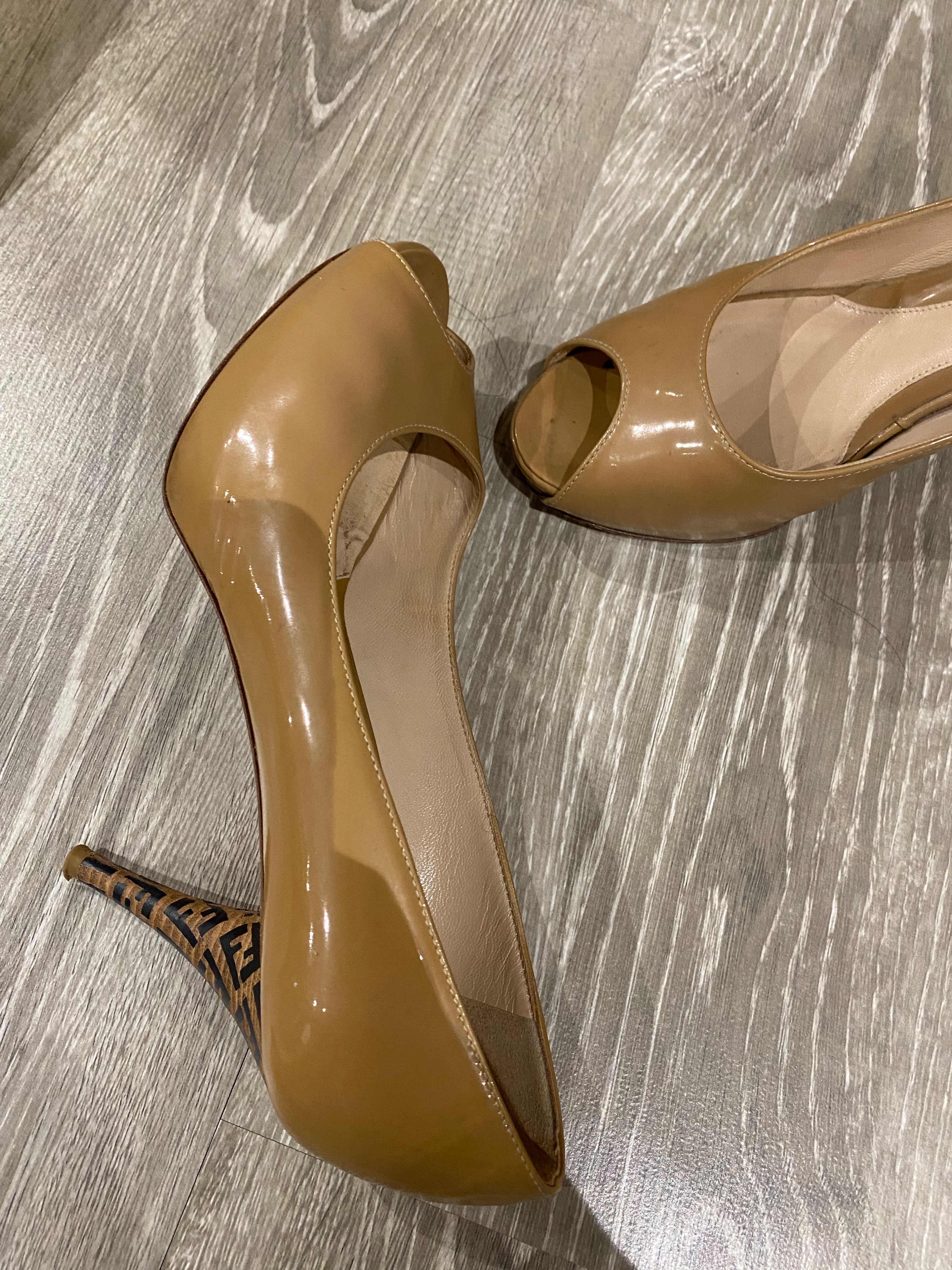 Preowned Fendi Nude patent leather FF heeled pumps Size 38 Beige