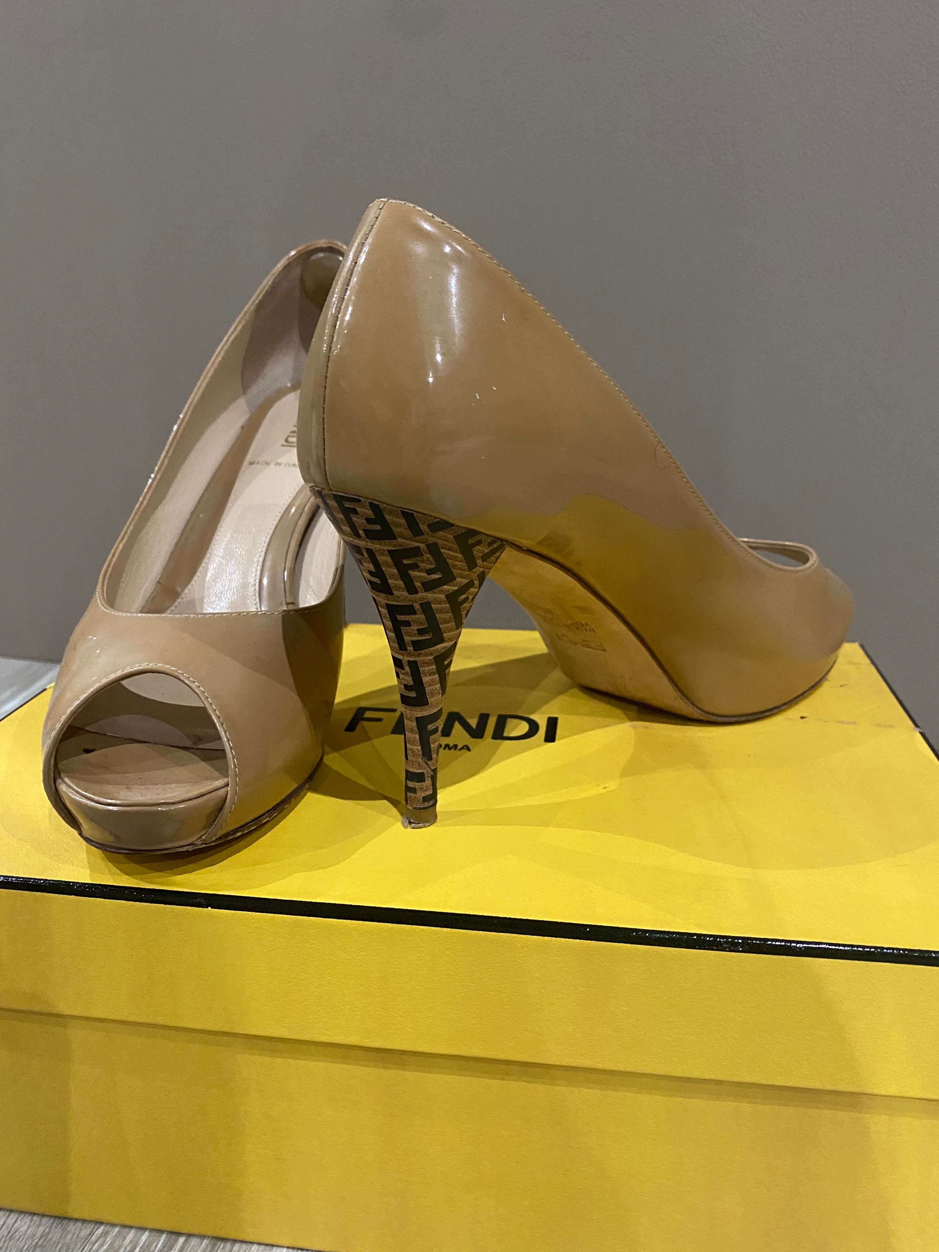 Preowned Fendi Nude patent leather FF heeled pumps Size 38 Beige