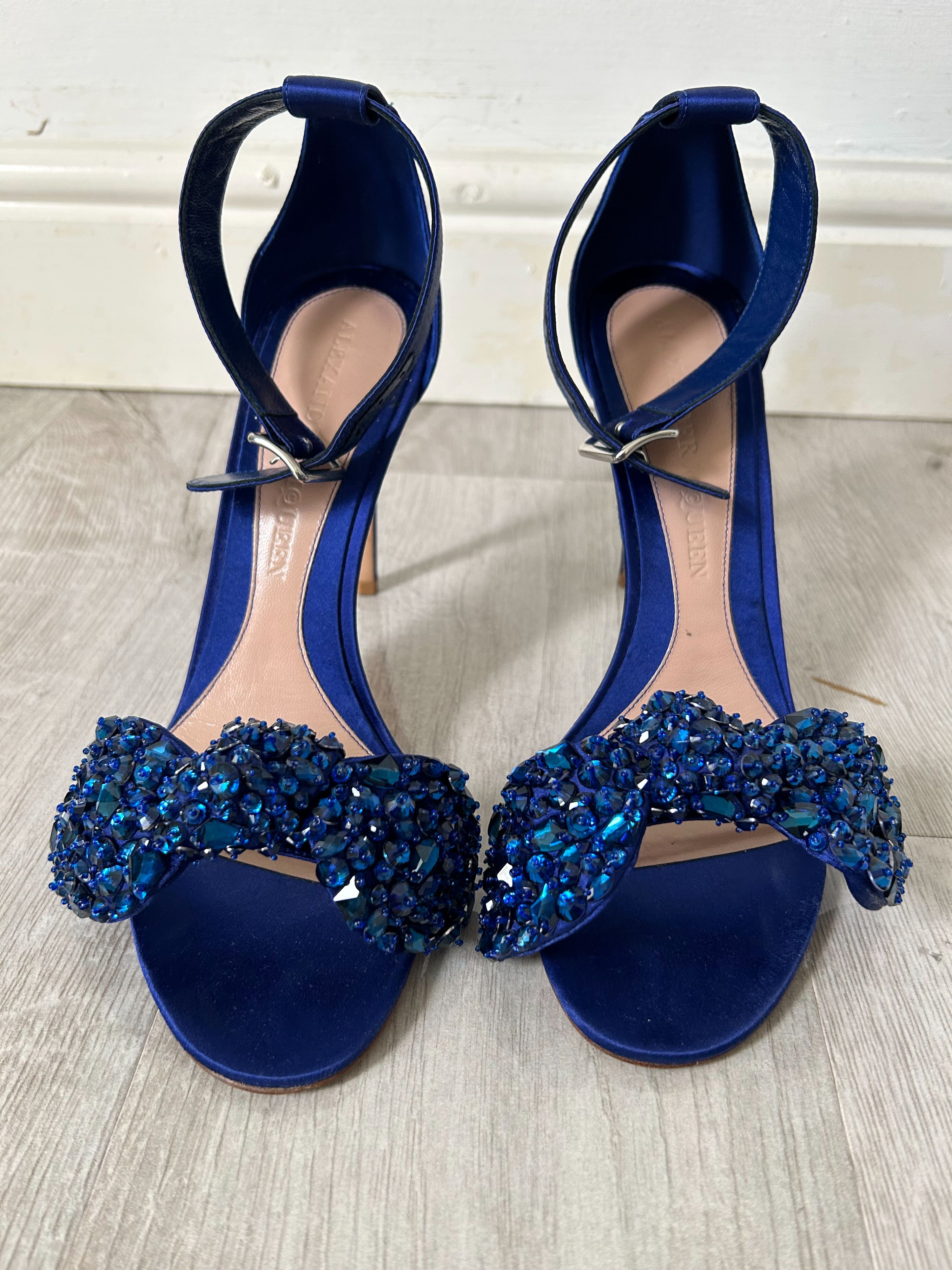 Preowned Alexander McQueen Blue Bow Embroidered Crystal Sandals Size 40 satin