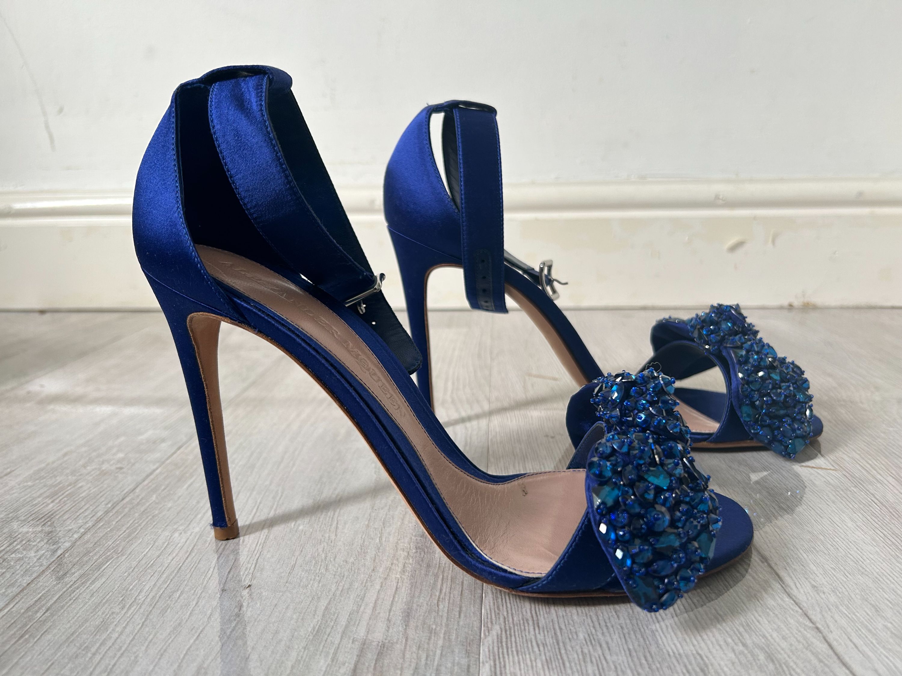 Preowned Alexander McQueen Blue Bow Embroidered Crystal Sandals Size 40 satin