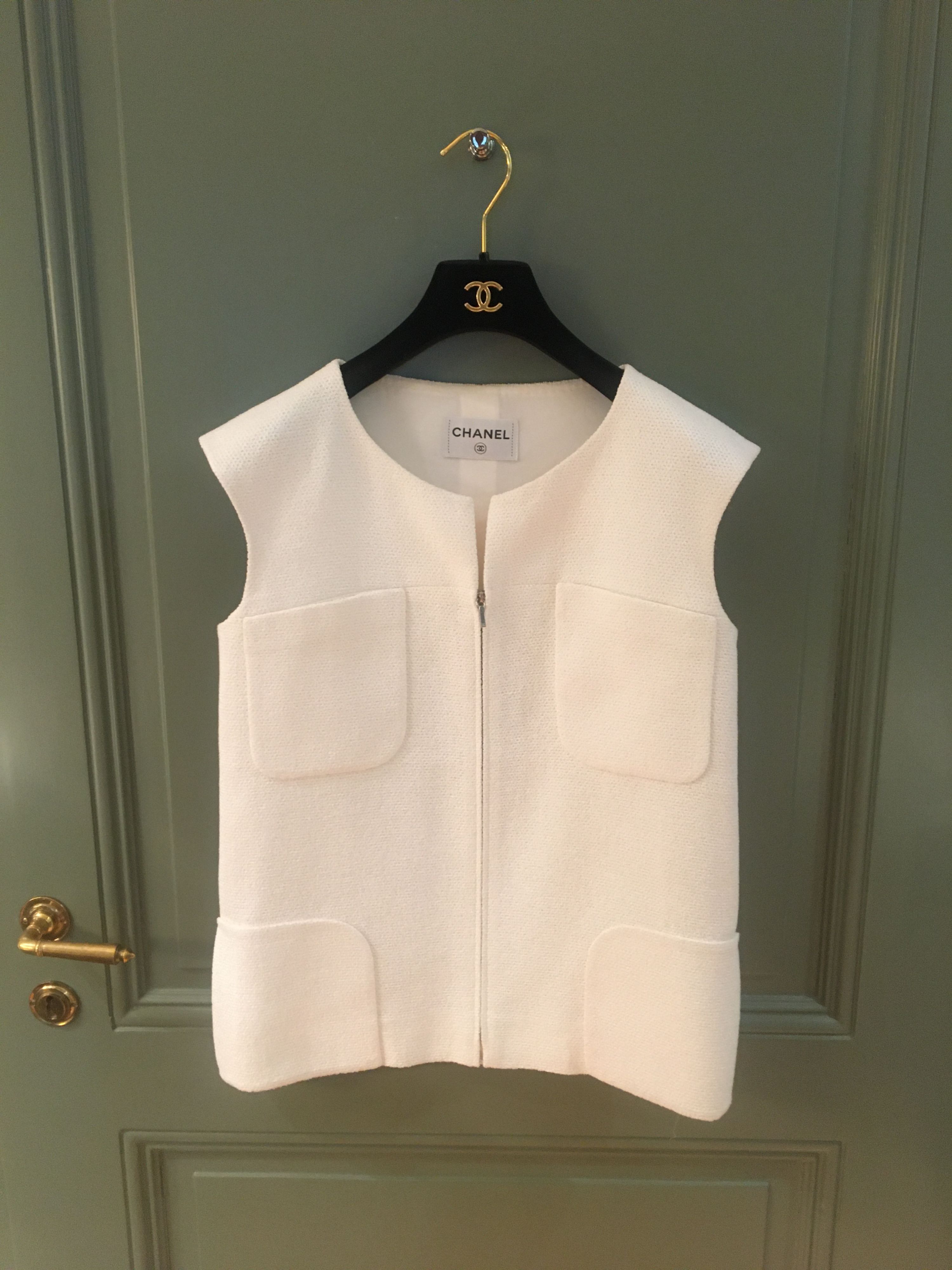 Chanel White Sleeveless Zip Jacket and Skirt Size S mixed