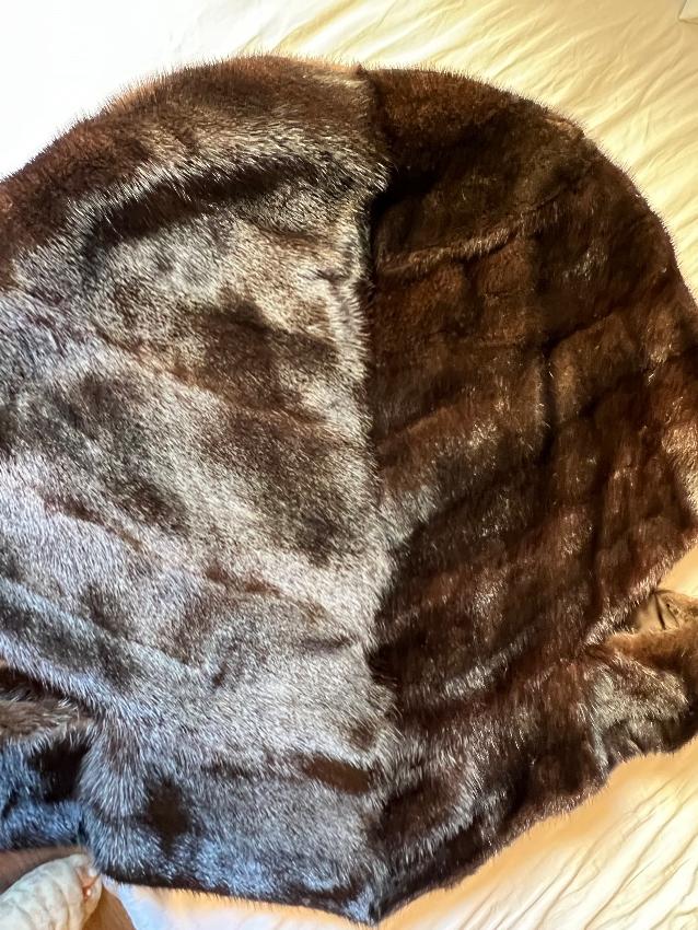 Preowned Saga Bespoke Mink Fur Dark Brown Cape Tan/Brown