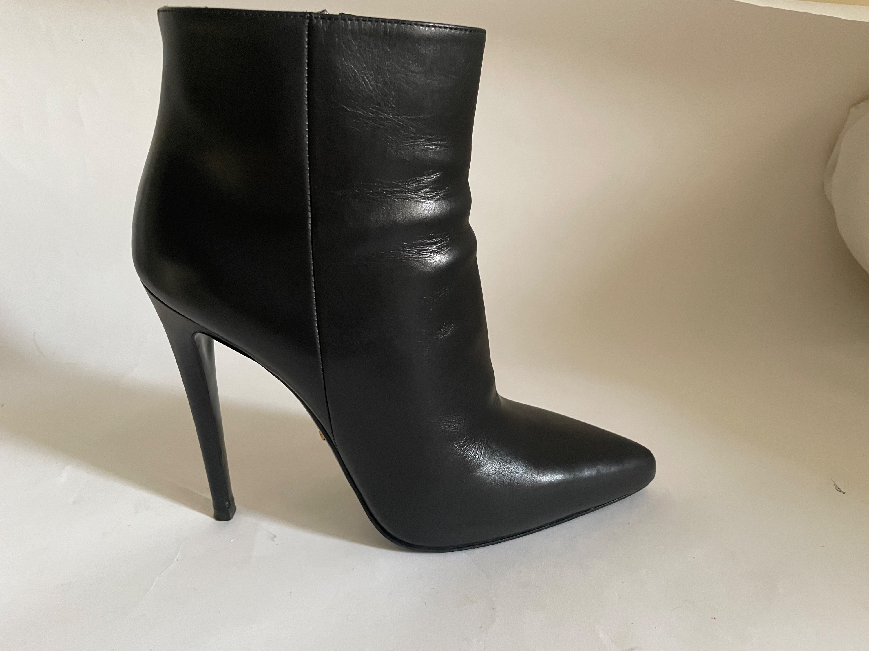 Preowned Prada Black Leather Ankle Boots Size 365