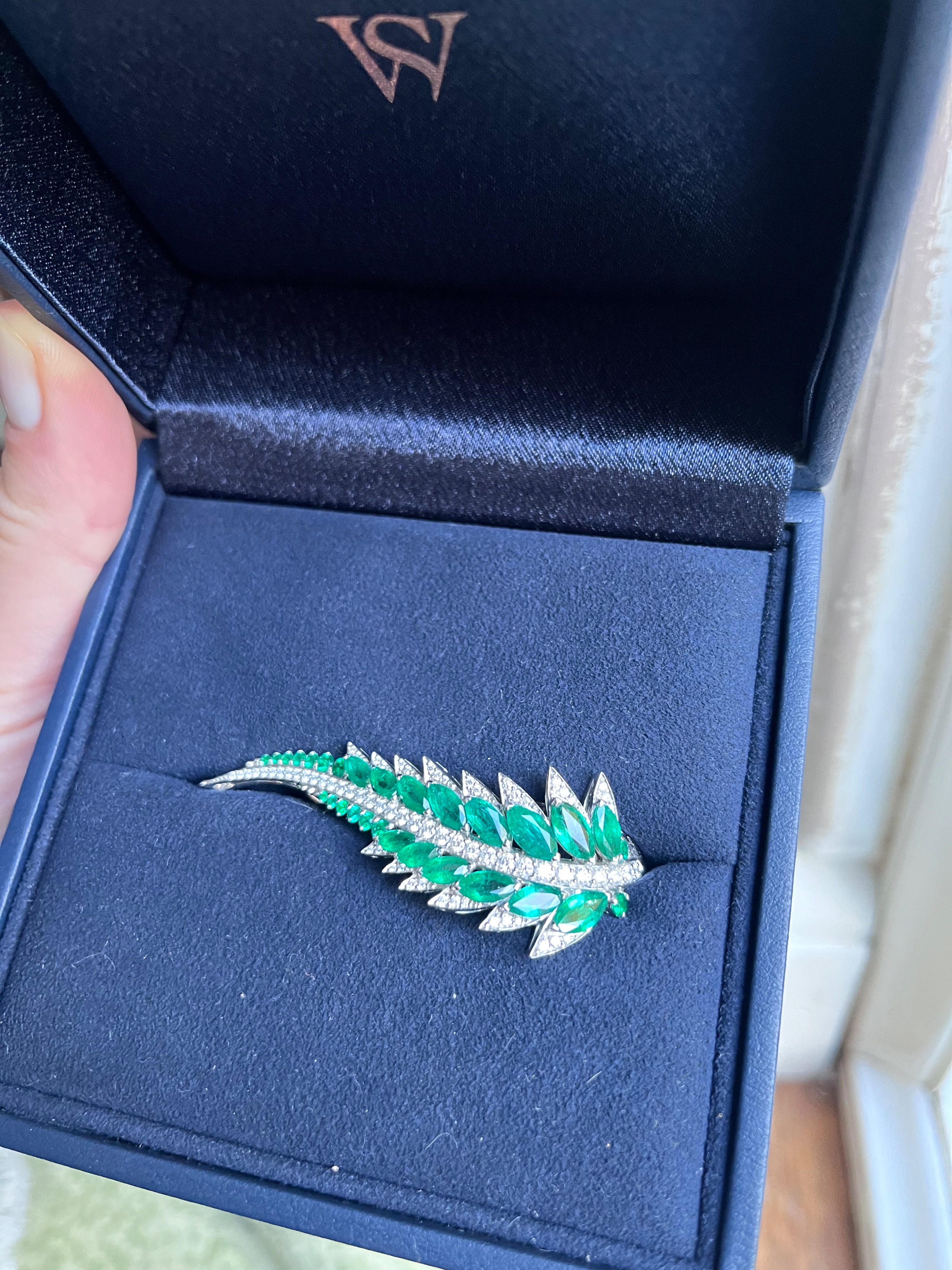 Stephen Webster Emerald Plumage Side Sweep Ring Size M green white gold/diamonds/emeralds