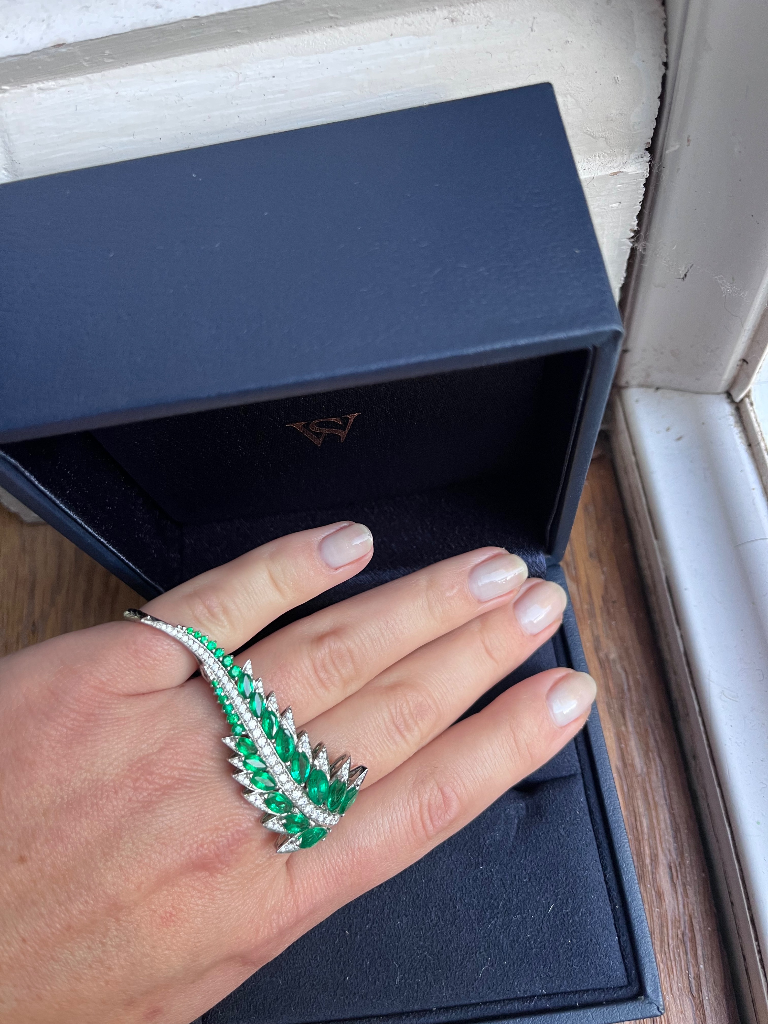 Stephen Webster Emerald Plumage Side Sweep Ring Size M green white gold/diamonds/emeralds