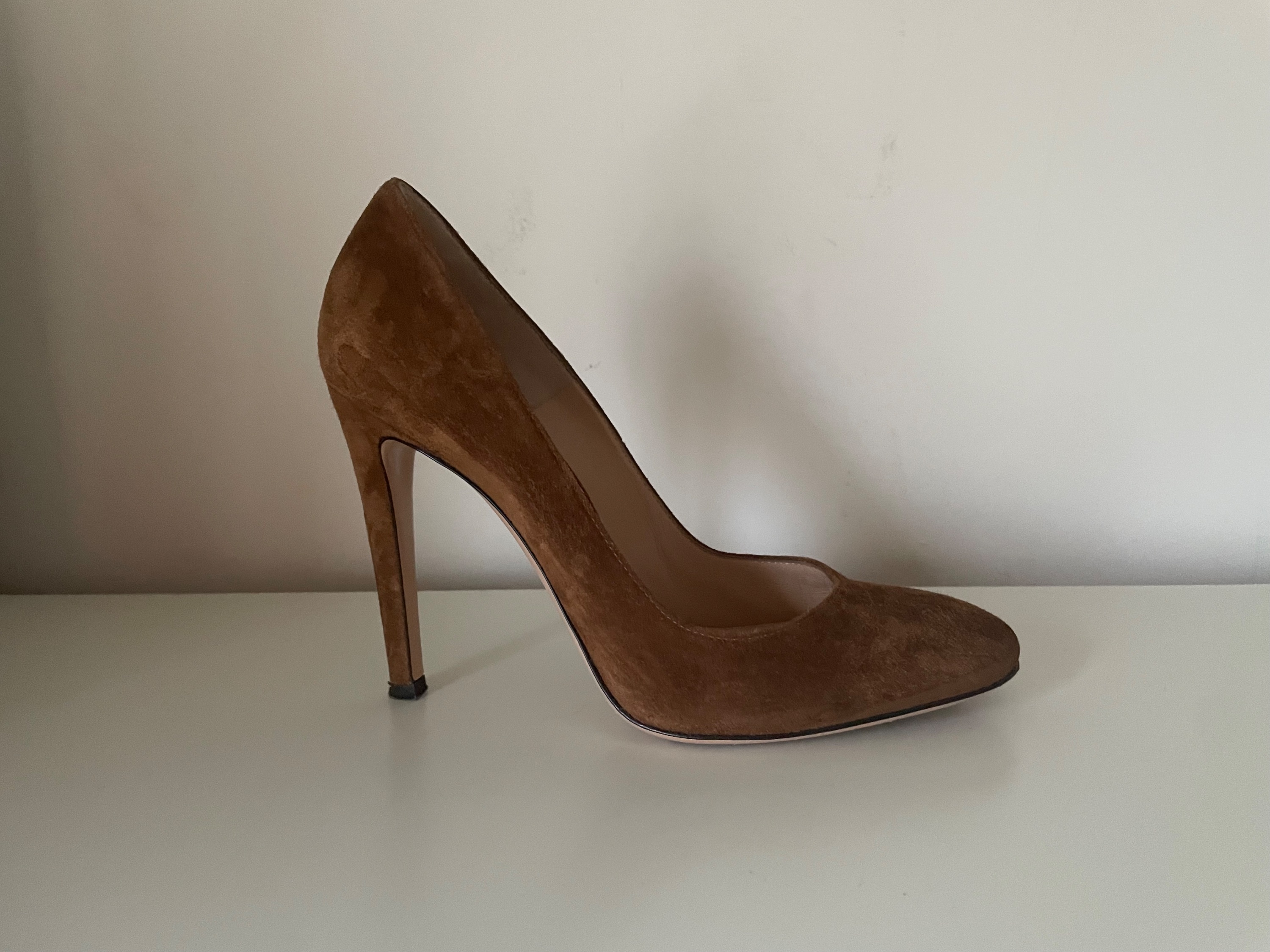 Preowned Gianvito Rossi Brown Suede Round Toe Heels Size 375 Camel / tan