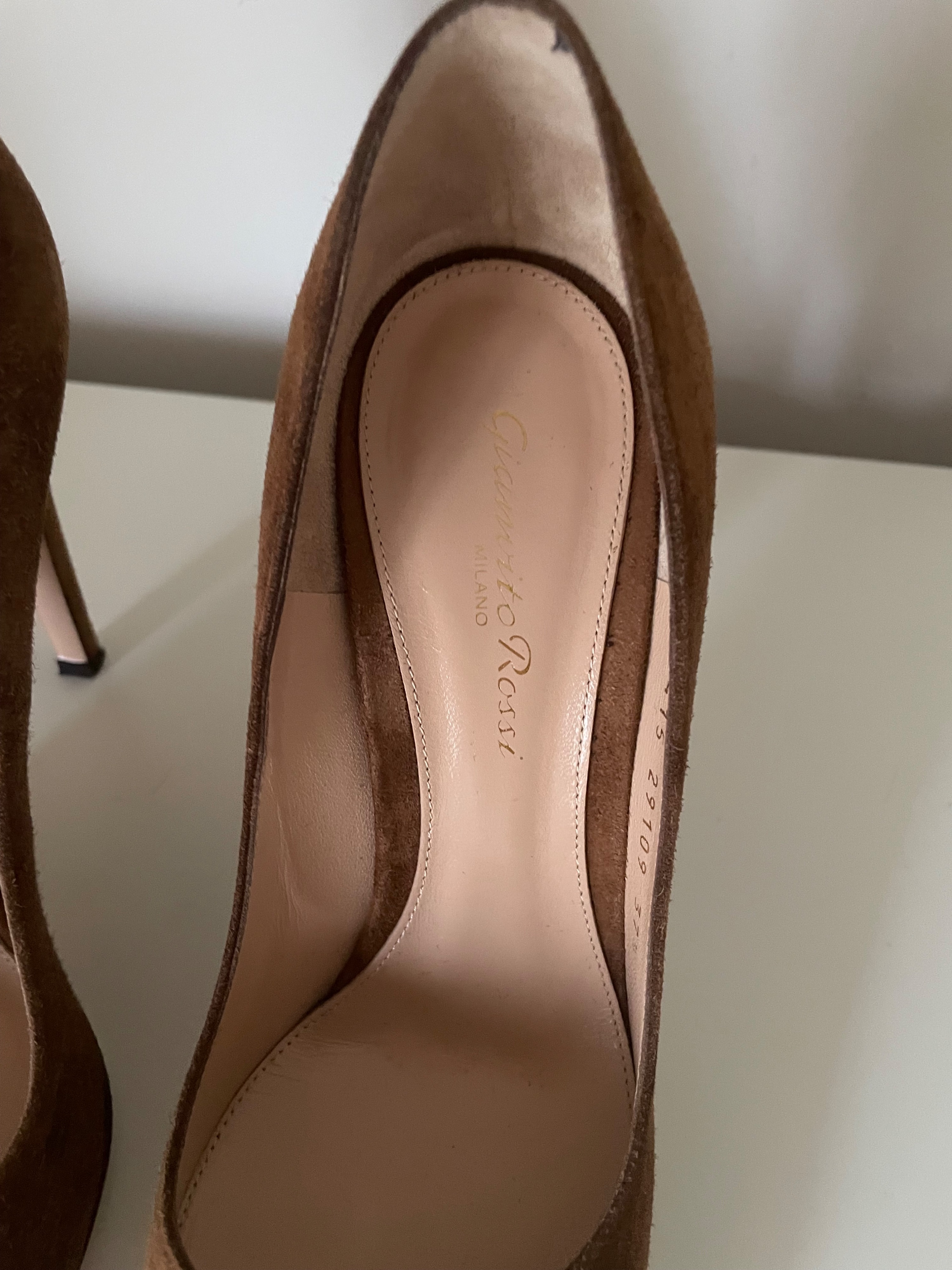 Preowned Gianvito Rossi Brown Suede Round Toe Heels Size 375 Camel / tan