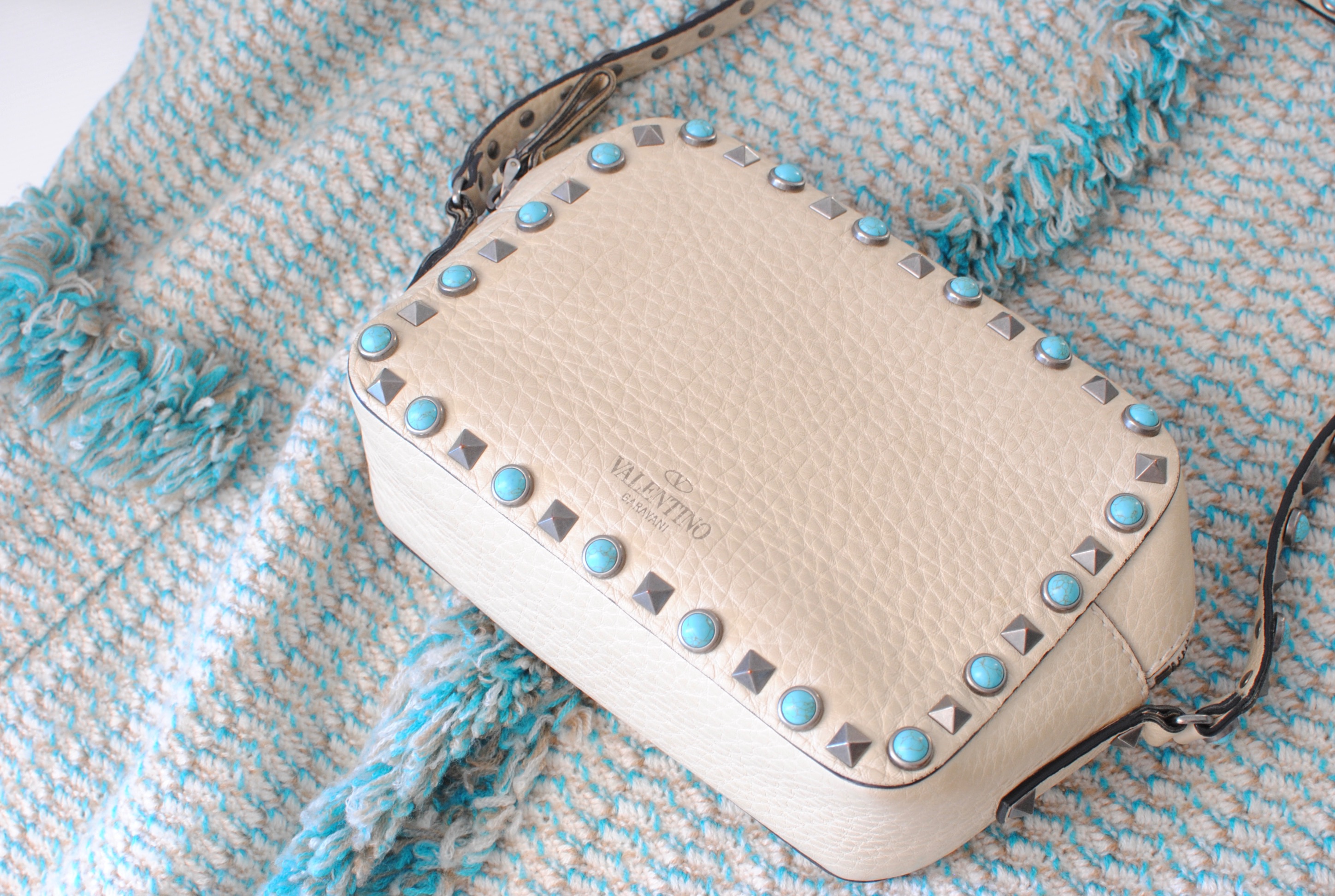 Preowned Valentino Rolling Rockstud Ivory/Turquoise Camera Crossbody Bag ecru leather