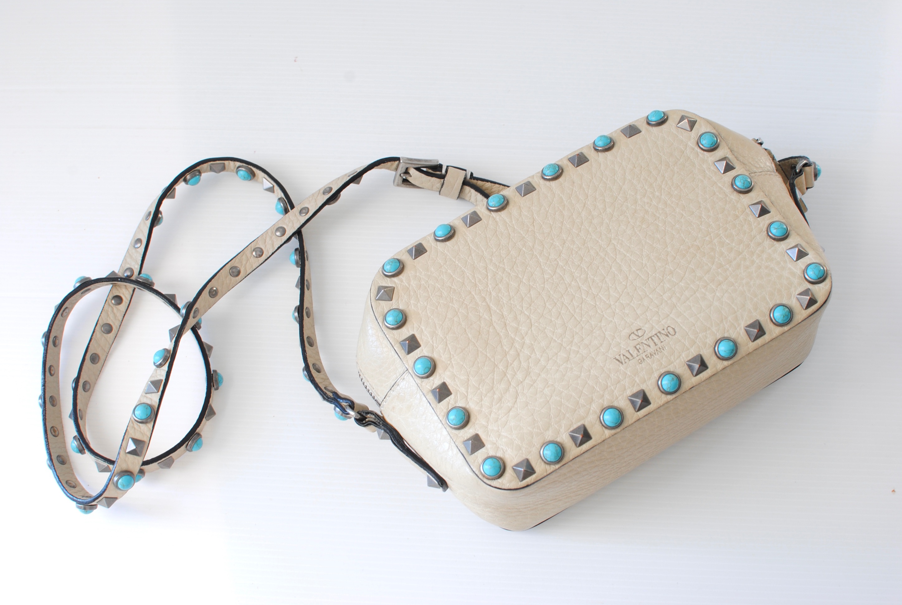 Preowned Valentino Rolling Rockstud Ivory/Turquoise Camera Crossbody Bag ecru leather