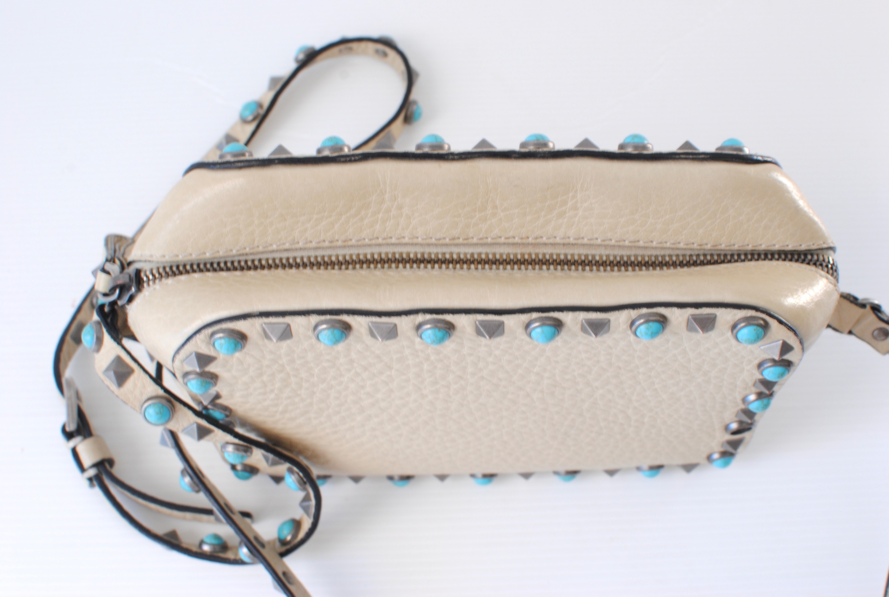 Preowned Valentino Rolling Rockstud Ivory/Turquoise Camera Crossbody Bag ecru leather