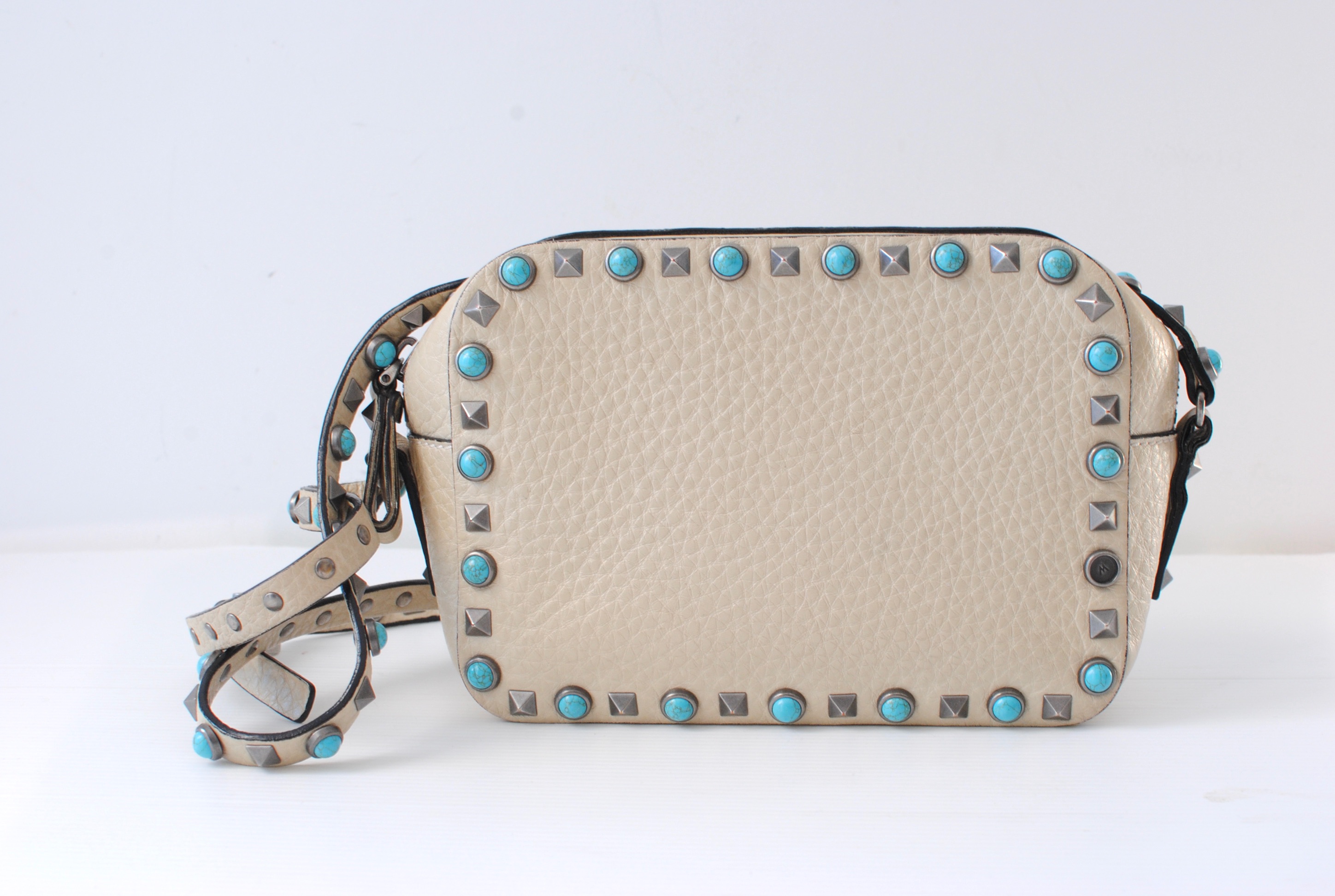 Preowned Valentino Rolling Rockstud Ivory/Turquoise Camera Crossbody Bag ecru leather