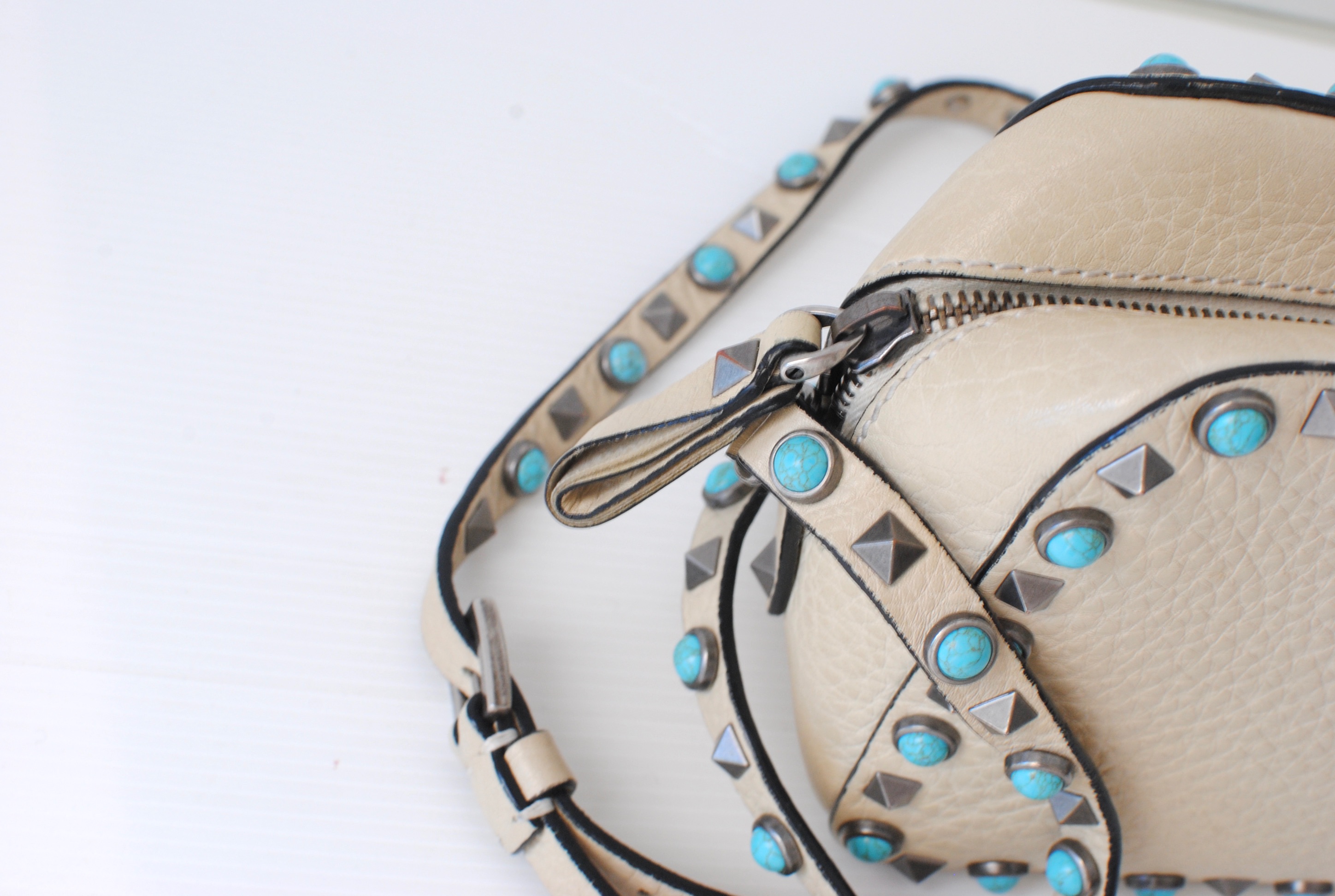 Preowned Valentino Rolling Rockstud Ivory/Turquoise Camera Crossbody Bag ecru leather