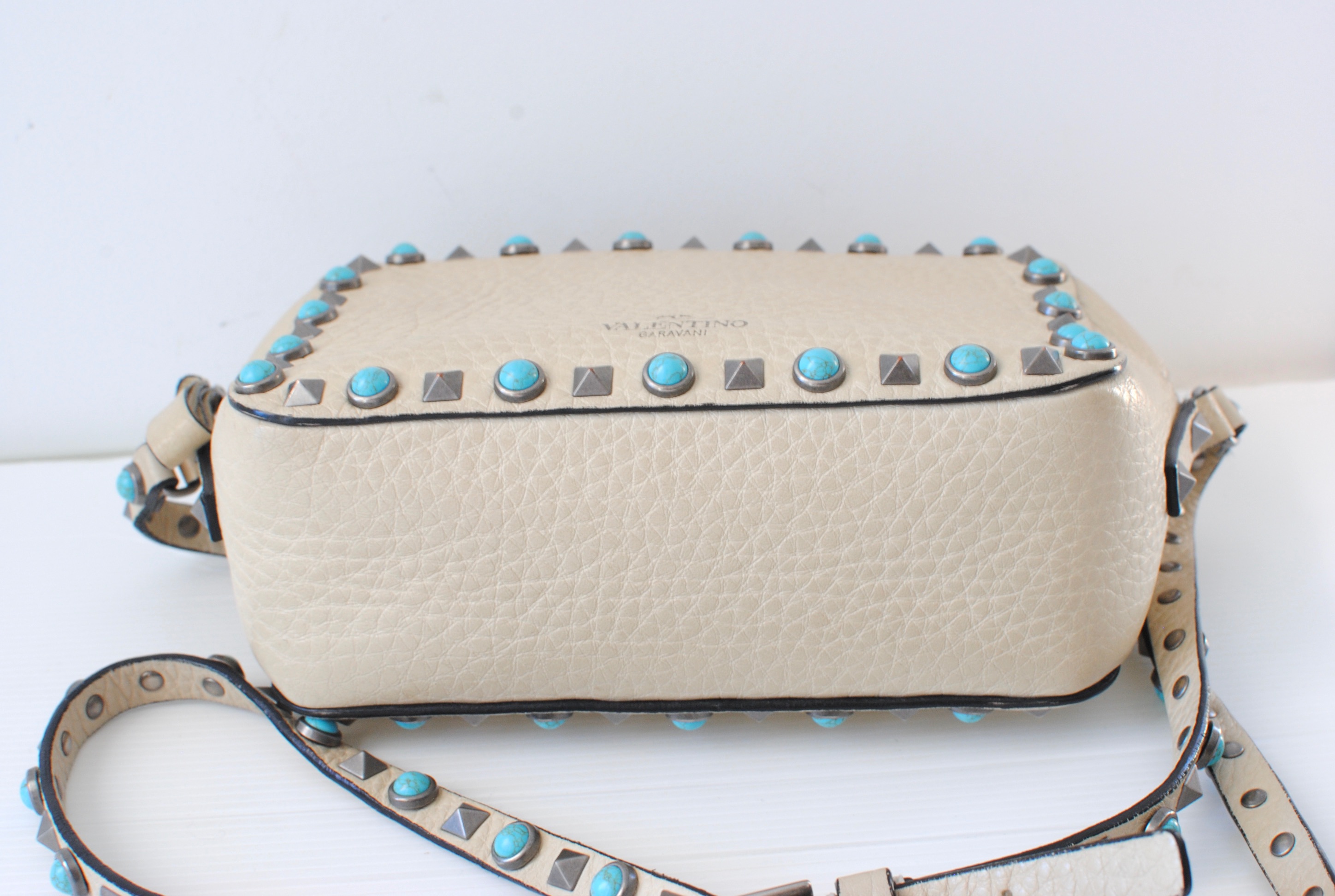 Preowned Valentino Rolling Rockstud Ivory/Turquoise Camera Crossbody Bag ecru leather