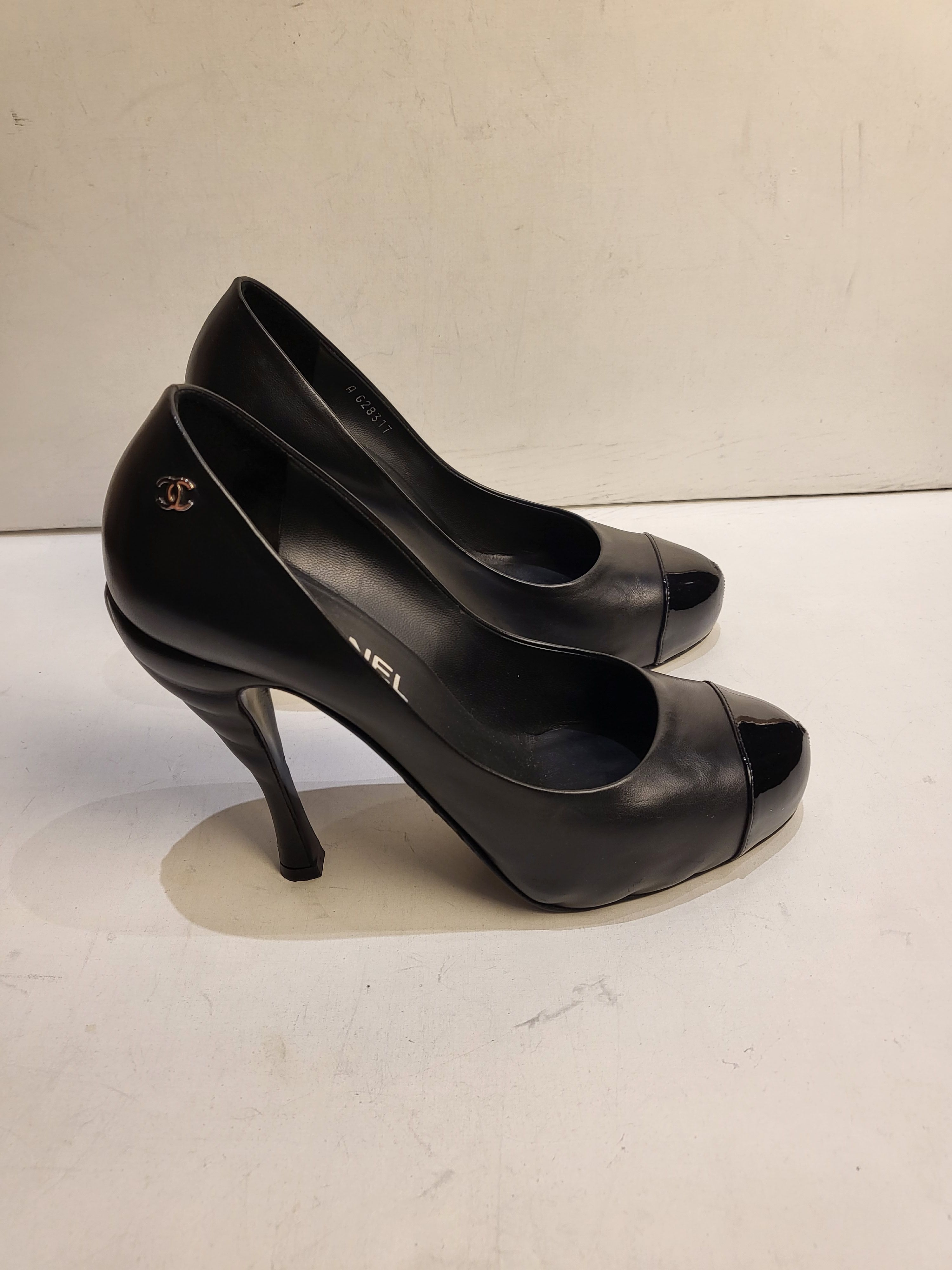 Preowned Chanel Black Wavy Heel Cap-Tee Pumps Size 395 leather