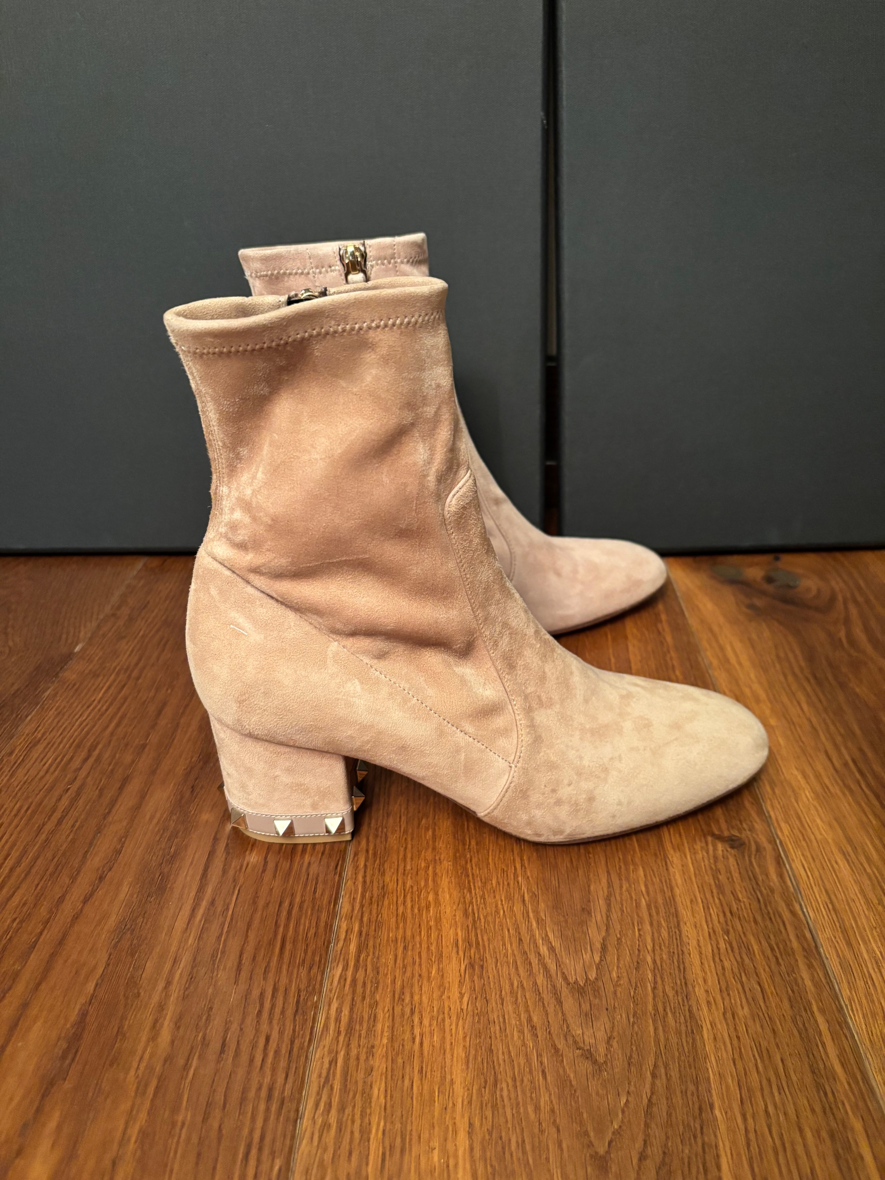 Preowned Valentino Suede Rockstud Ankle Boots Size 38.5 Beige