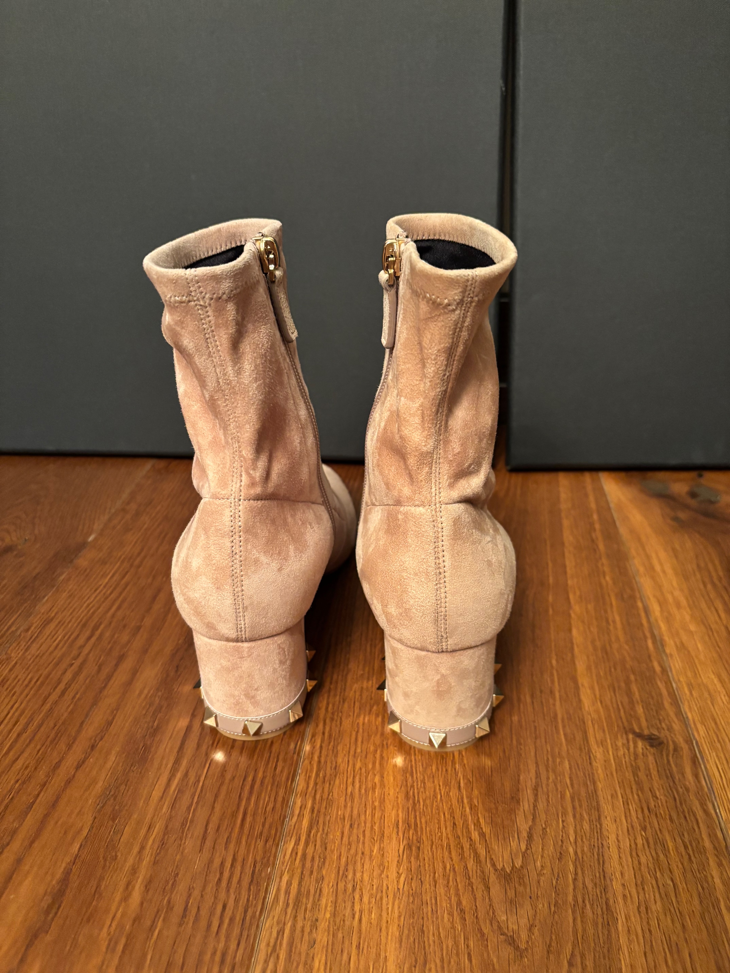 Preowned Valentino Suede Rockstud Ankle Boots Size 38.5 Beige