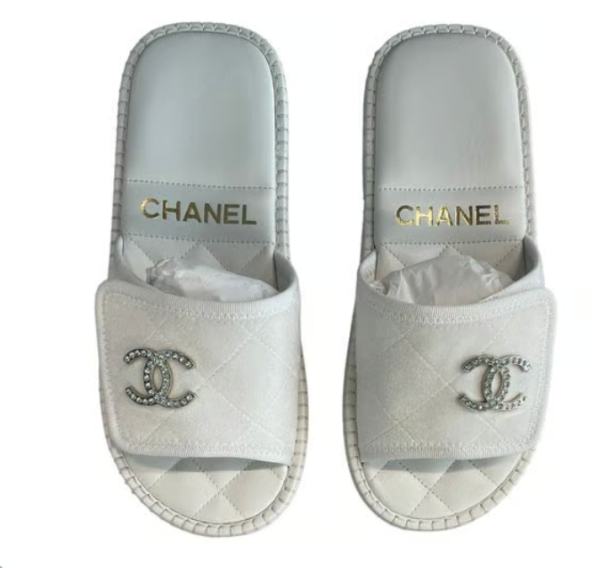 Chanel White Quilted Slipper Flats Size 39 leather