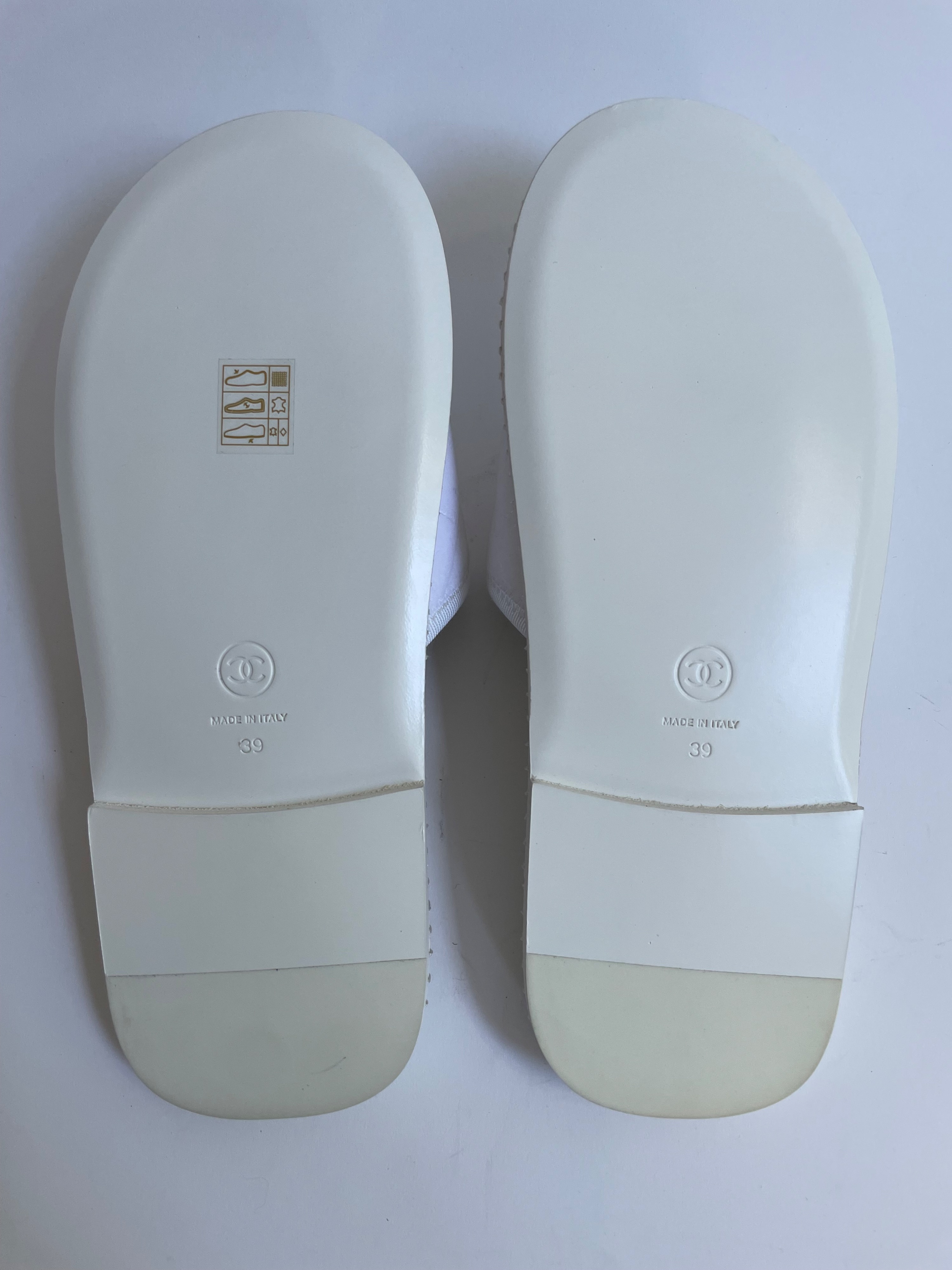 Chanel White Quilted Slipper Flats Size 39 leather