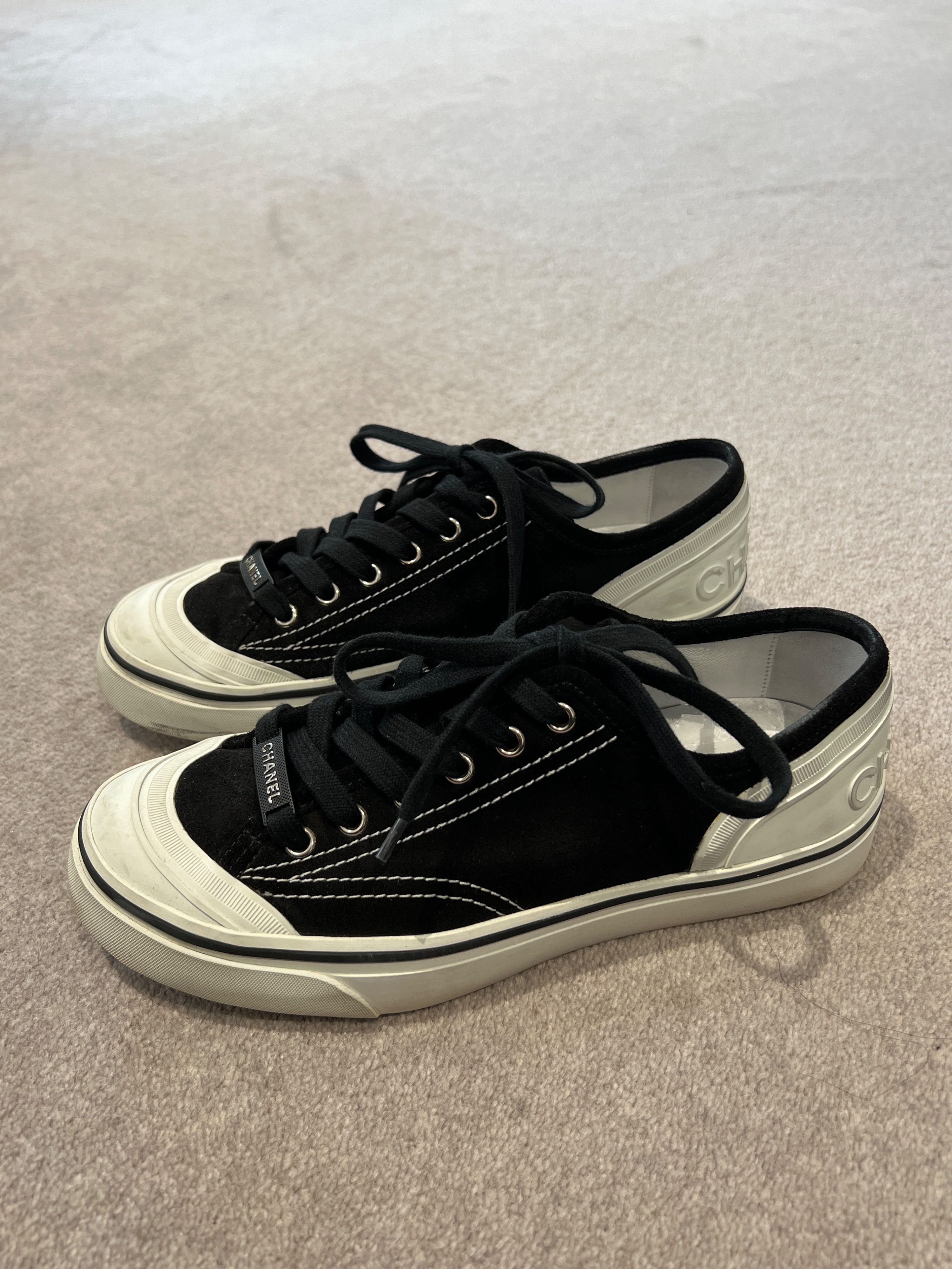 Preowned Chanel Black and White Low Top Sneakers Size 38 suede